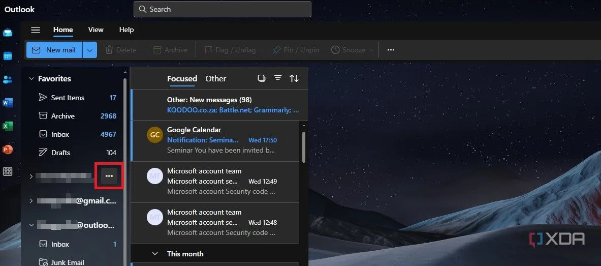 Biểu tượng ba chấm xuất hiện khi di chuột qua tài khoản email trong Outlook trên Windows