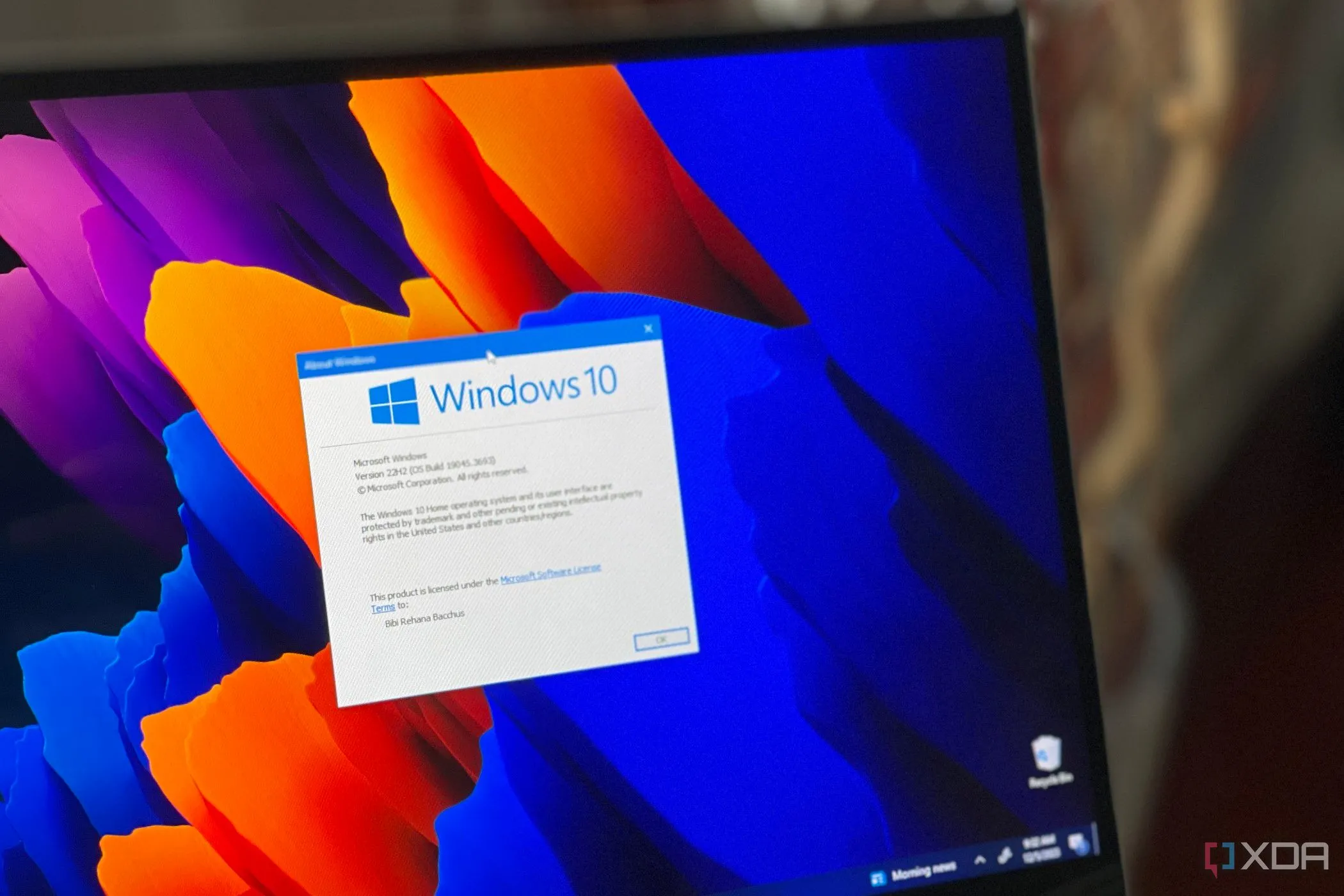 Biểu tượng Windows 10 trên màn hình laptop Samsung, đại diện cho hệ điều hành phổ biến và cách quản lý dữ liệu hiệu quả.