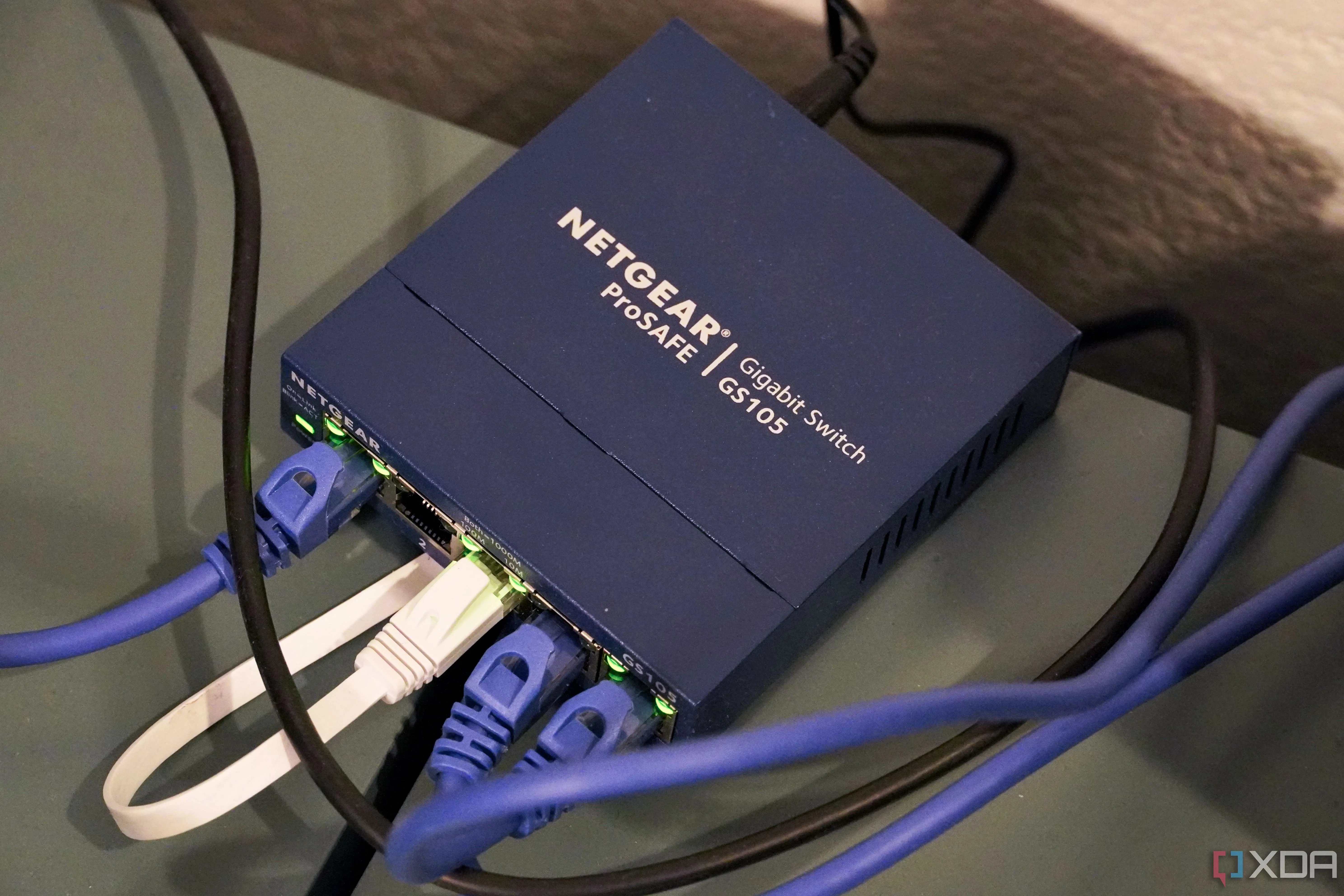 Bộ chia mạng Ethernet Netgear năm cổng, biểu tượng cho khả năng mở rộng hệ thống mạng