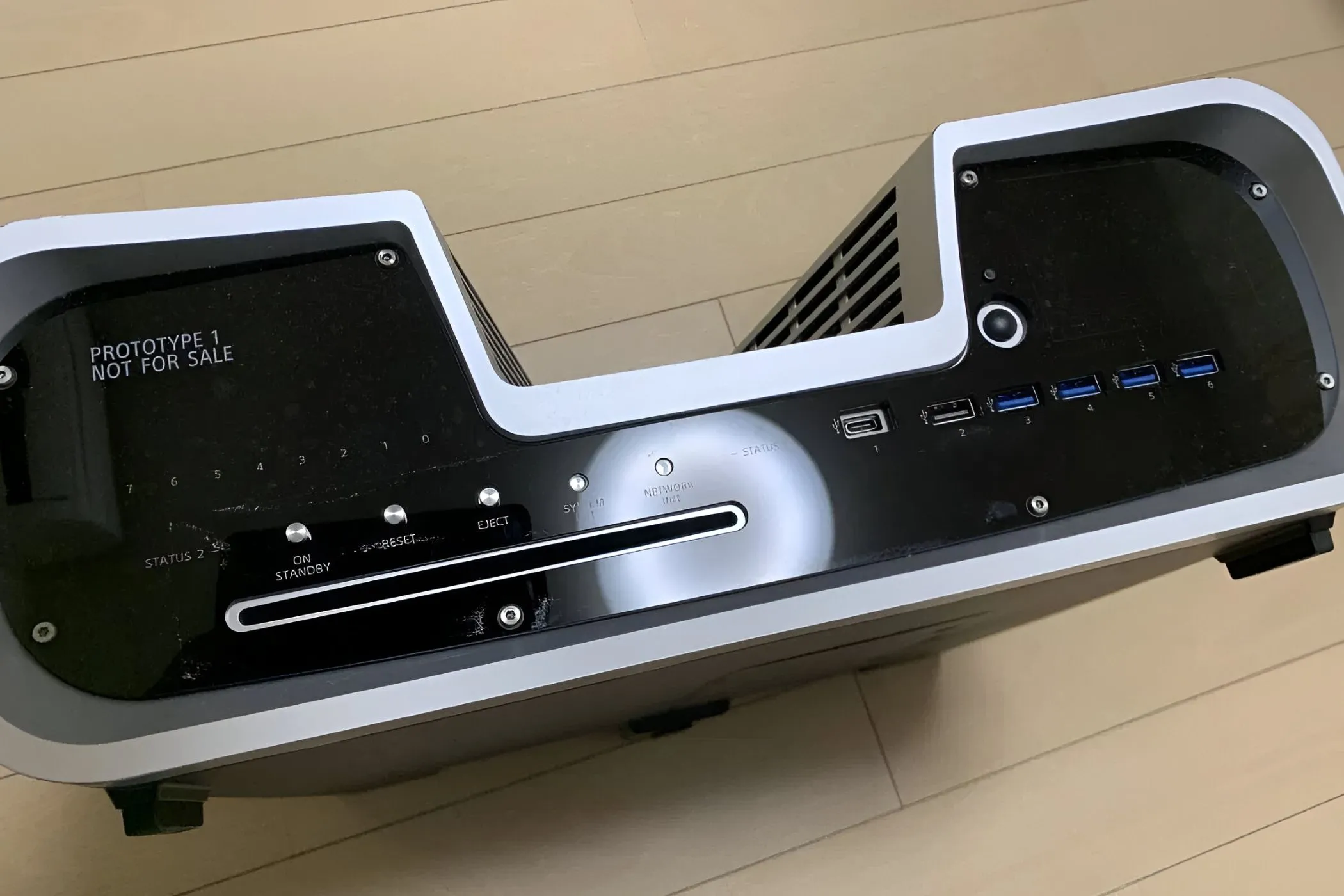Bộ dev kit PlayStation 5 với thiết kế chữ V độc đáo