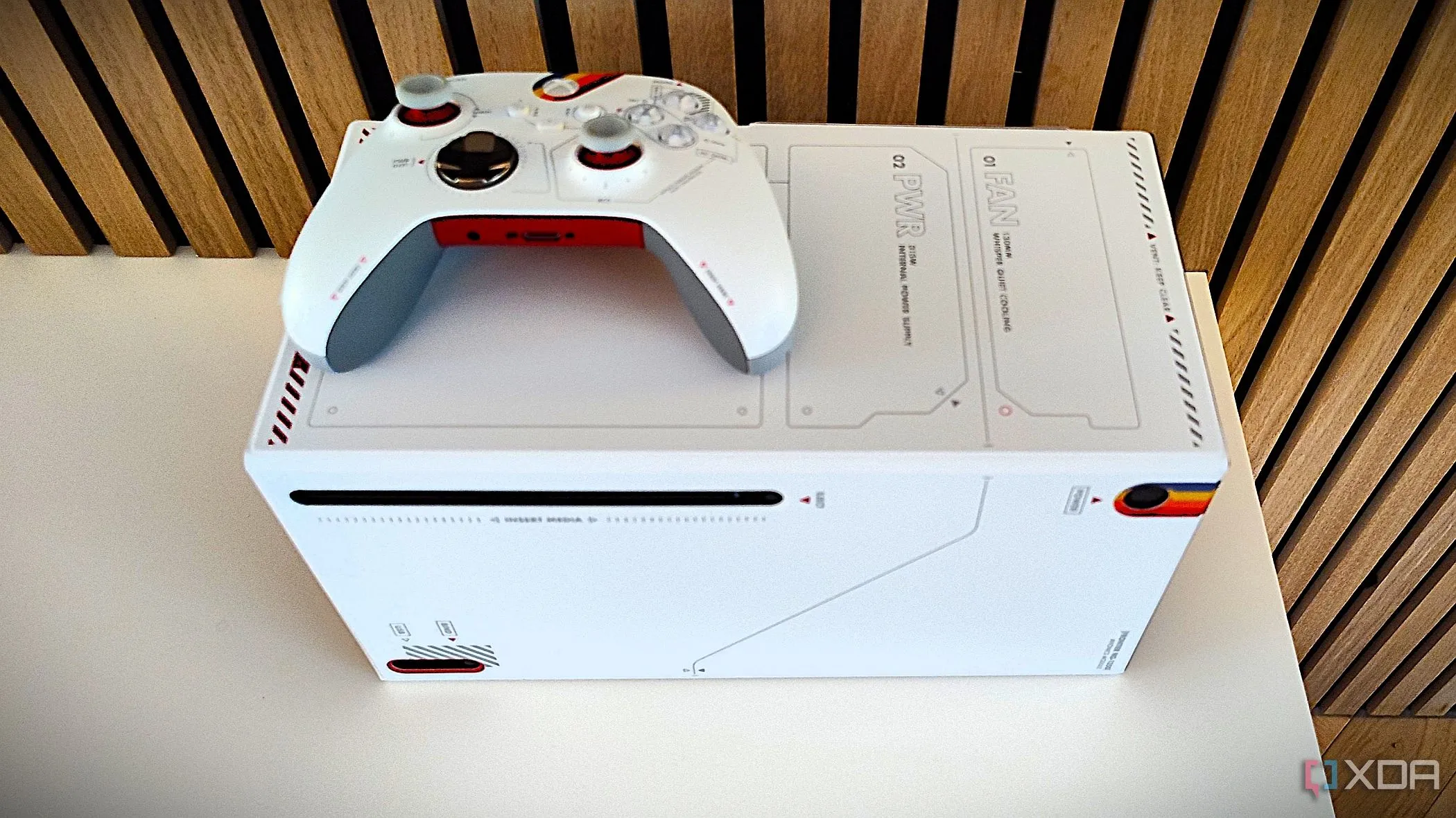 Bộ điều khiển Starfield và vỏ bọc Xbox Series X, minh họa khả năng tùy chỉnh và bảo dưỡng console.