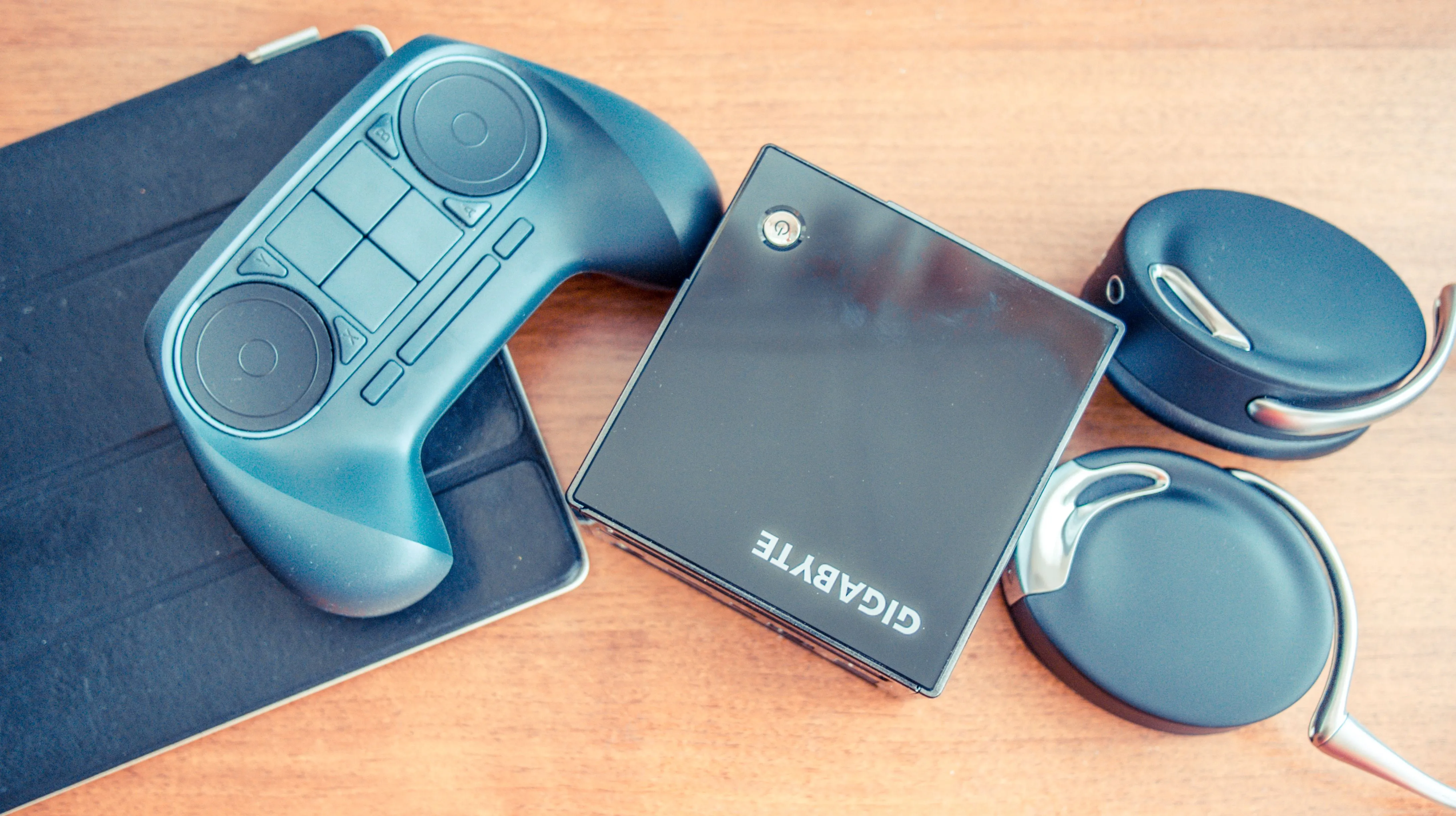Bộ điều khiển Steam Controller phiên bản cũ đặt trên Steam Machine của Gigabyte, minh chứng cho nỗ lực đầu tiên của Valve