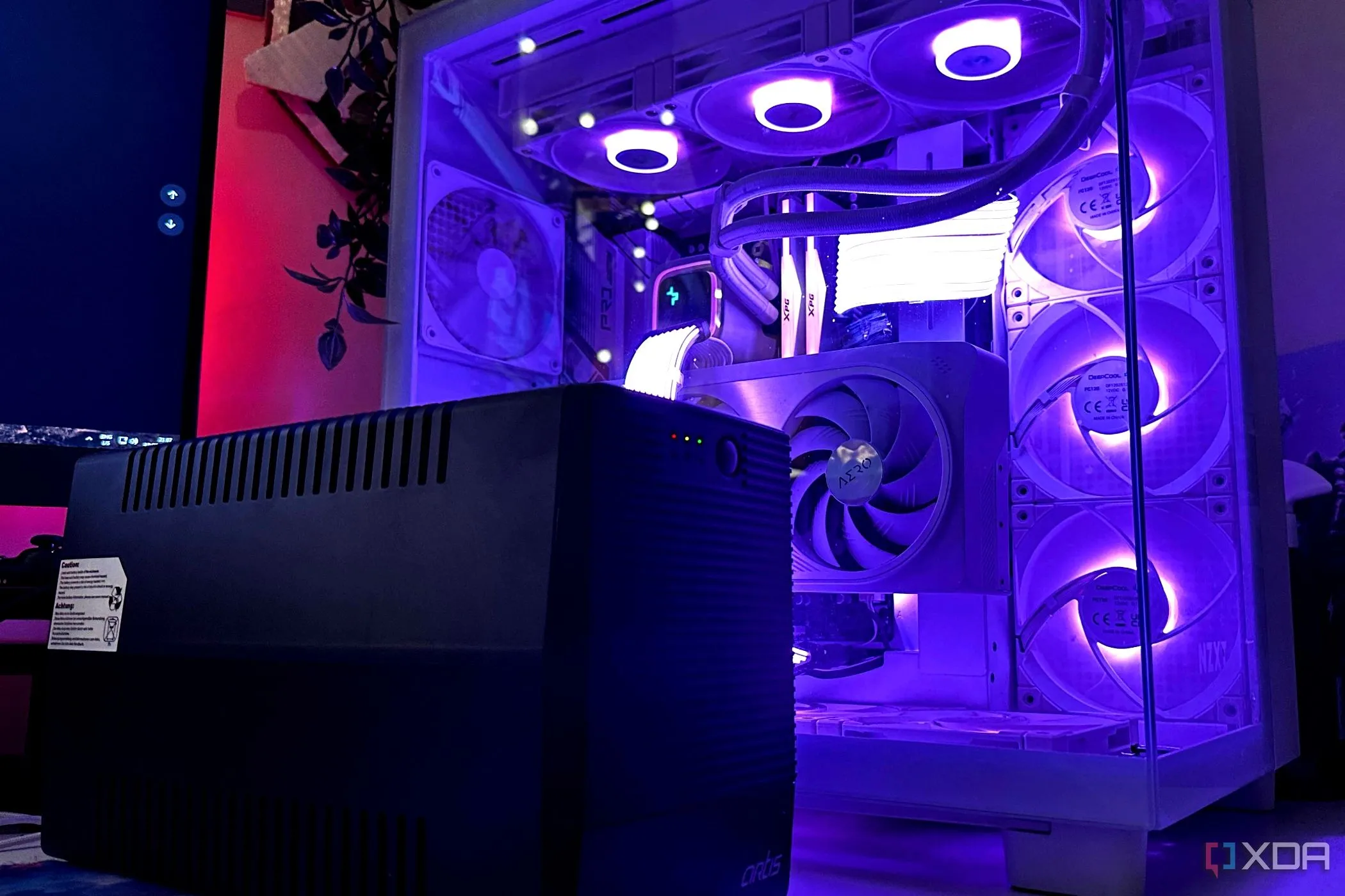 Bộ lưu điện UPS màu đen đặt cạnh thùng máy tính chơi game, minh họa một góc setup PC gaming.