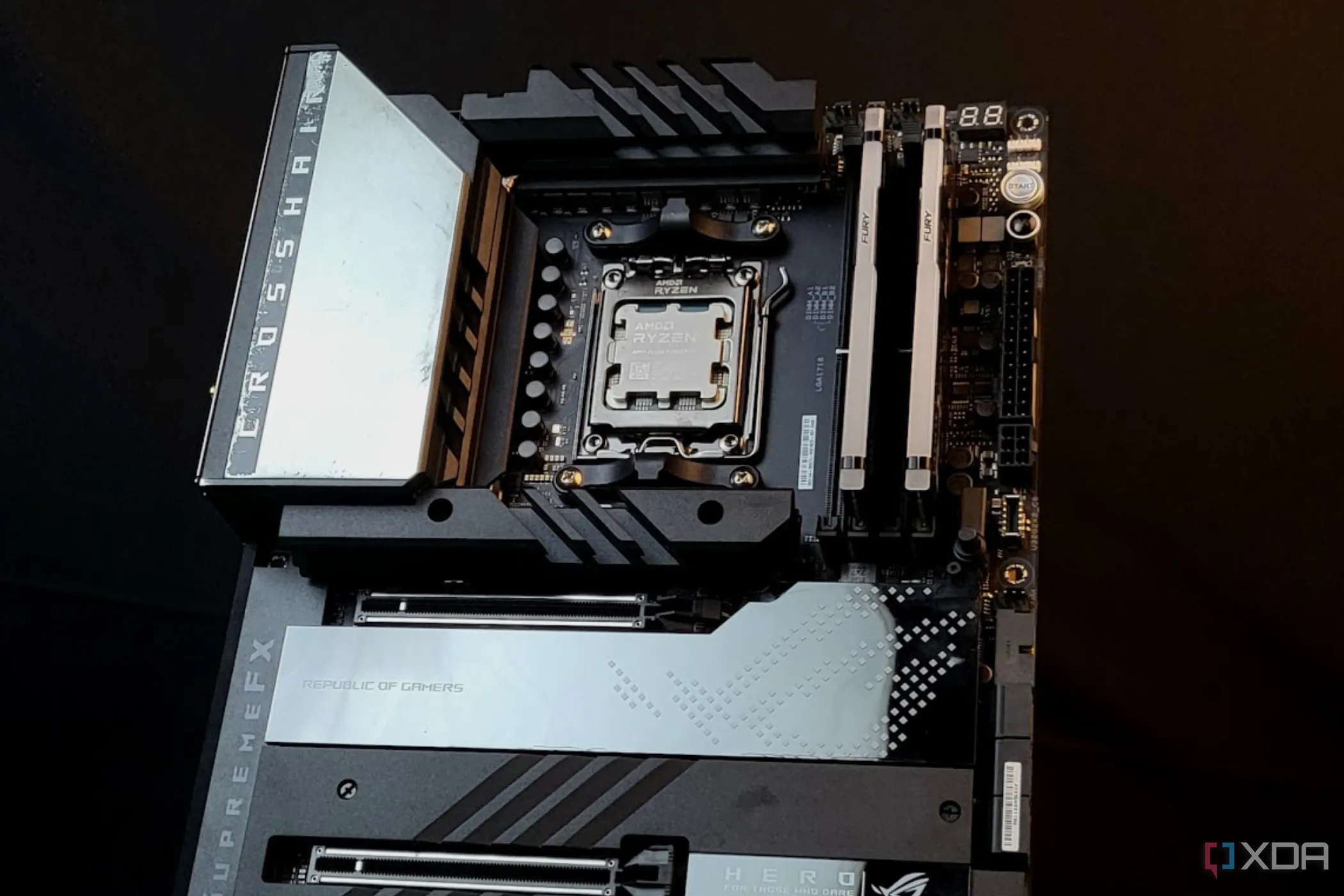 Bo mạch chủ ASUS ROG Crosshair X670 E Extreme với CPU AMD Ryzen 7800X3D được lắp đặt