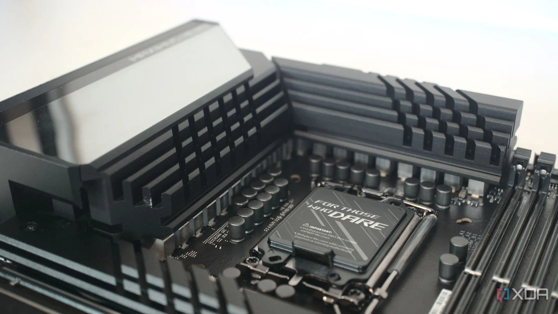 Bo mạch chủ ASUS ROG Maximus Z690 Hero với khu vực VRM và socket CPU
