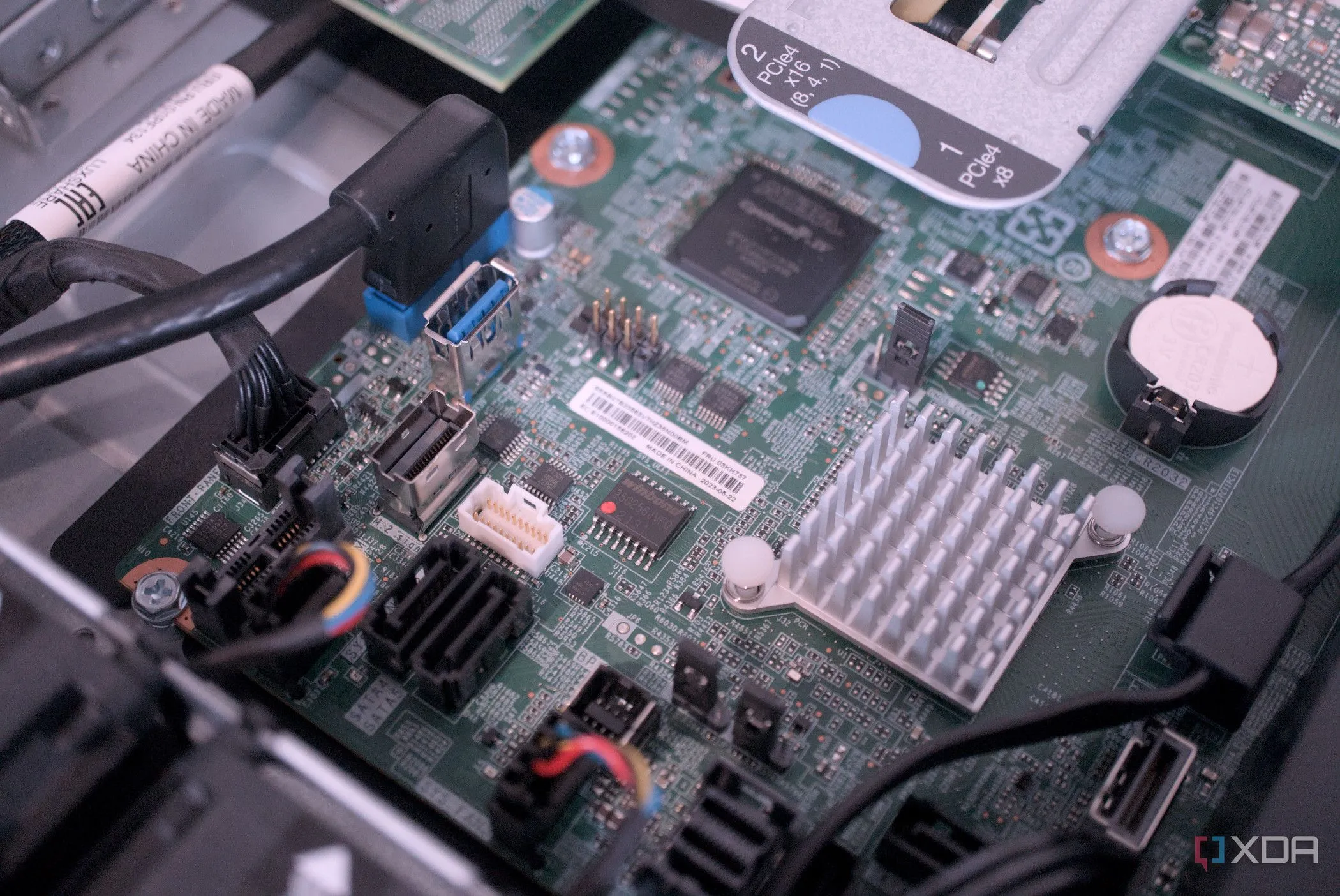 Bo mạch chủ bên trong máy chủ Lenovo ThinkServer SR250 V2
