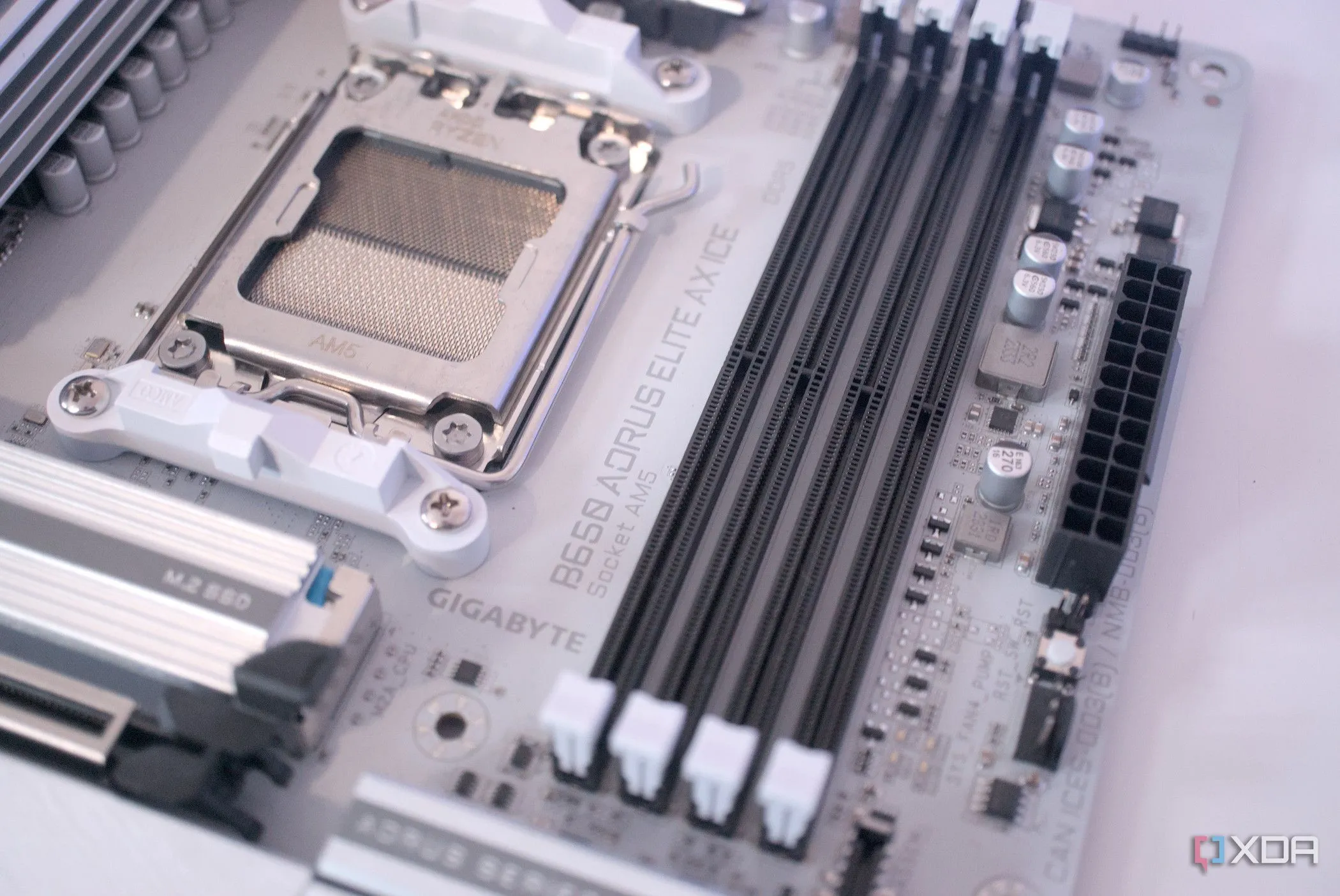 Bo mạch chủ Gigabyte B650 Aorus Elite AX Ice với các khe cắm RAM và khe PCIe