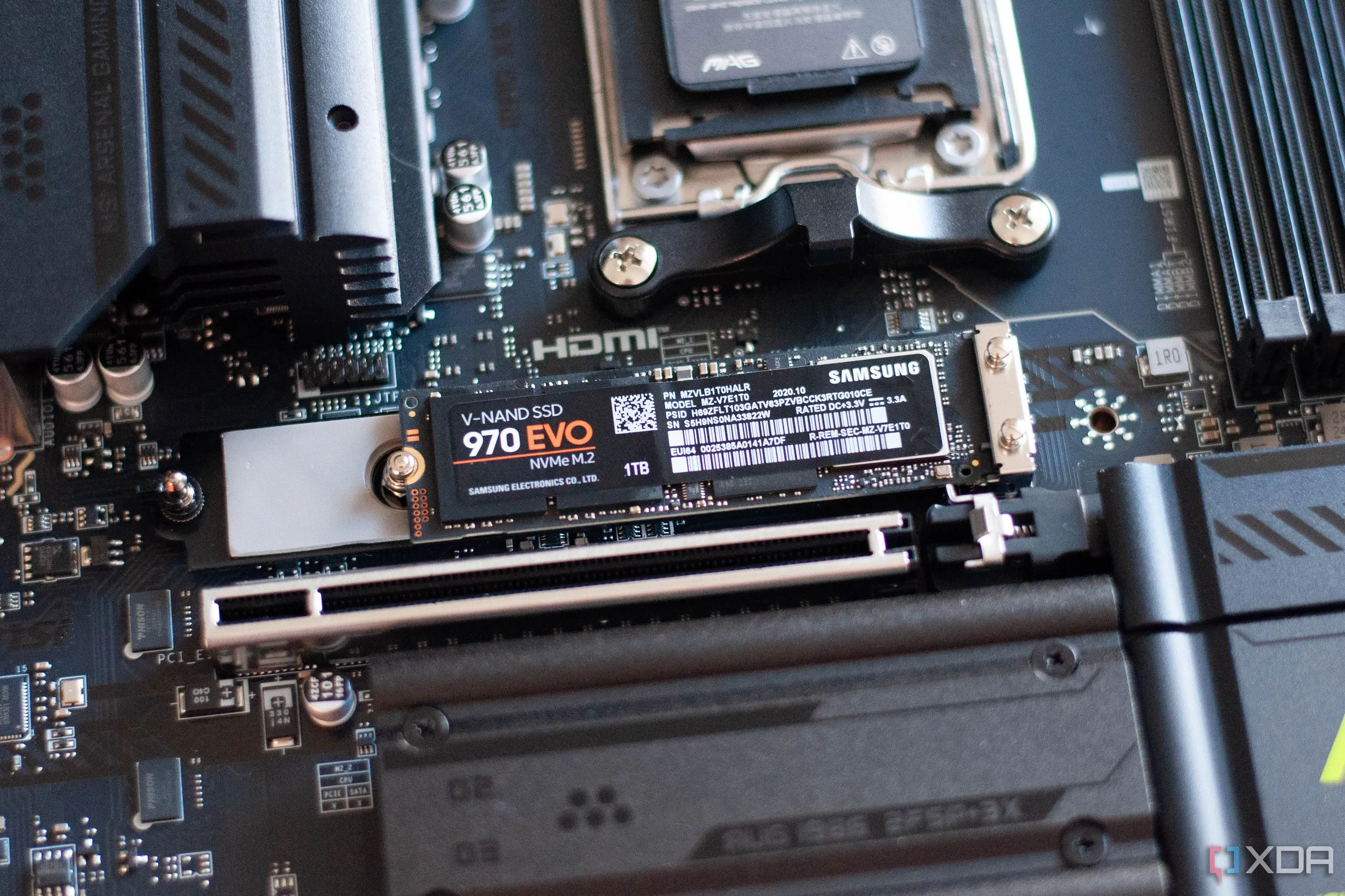 Bo mạch chủ hiện đại tích hợp khe cắm SSD hiệu năng cao, thể hiện sự phát triển của công nghệ lưu trữ SSD