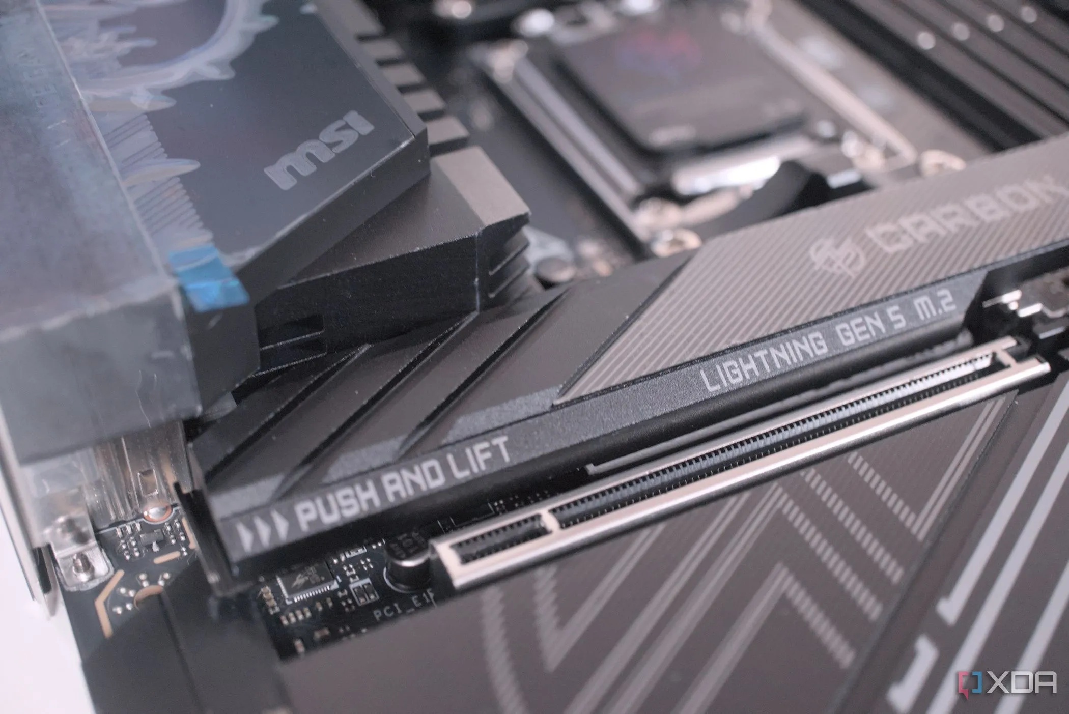 Bo mạch chủ MSI MPG X870E Carbon WiFi với tính năng tháo nhanh M.2