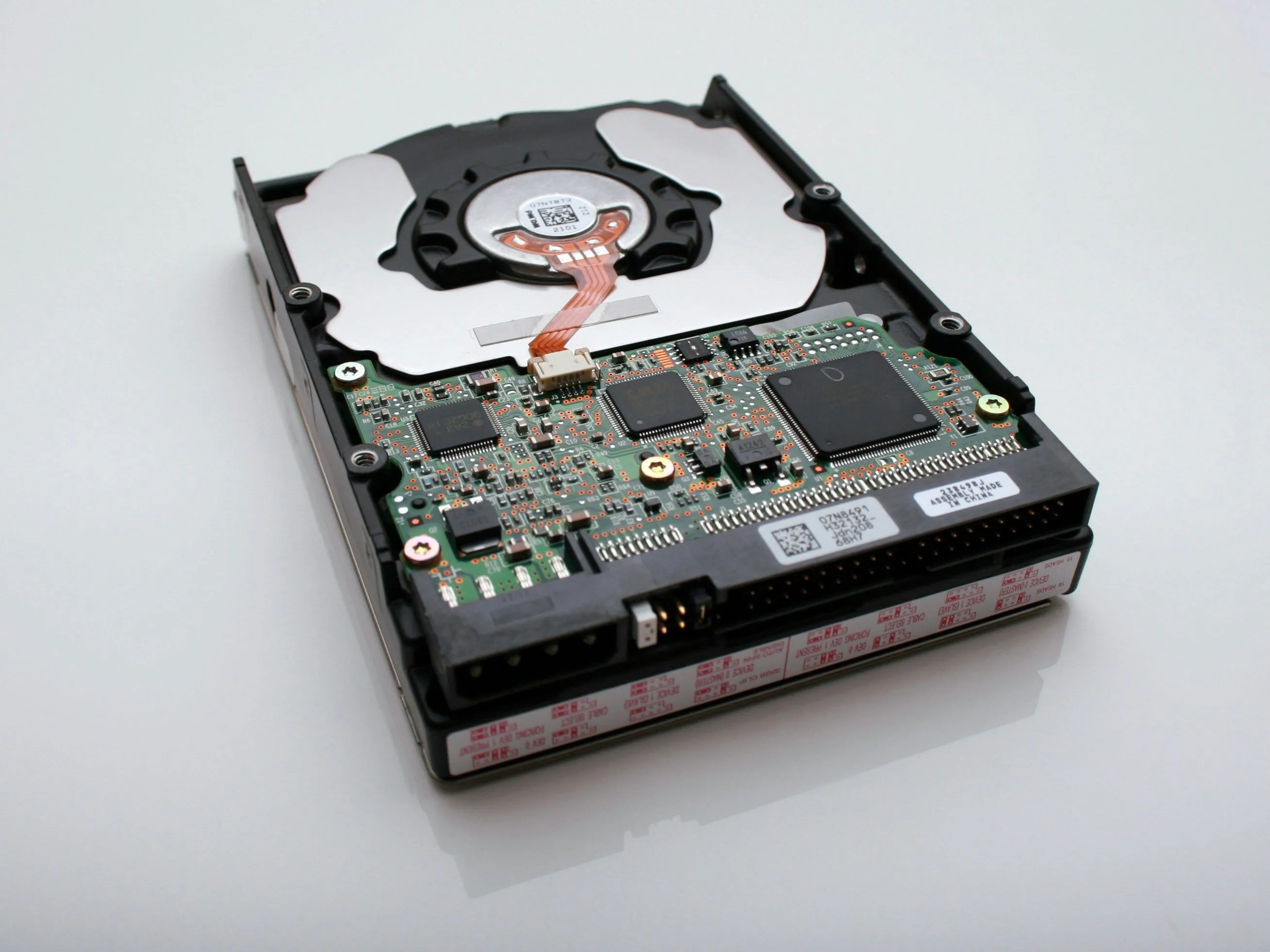 Bo mạch điều khiển của một ổ cứng HDD, thể hiện sự phức tạp trong cơ chế truy cập dữ liệu so với SSD.