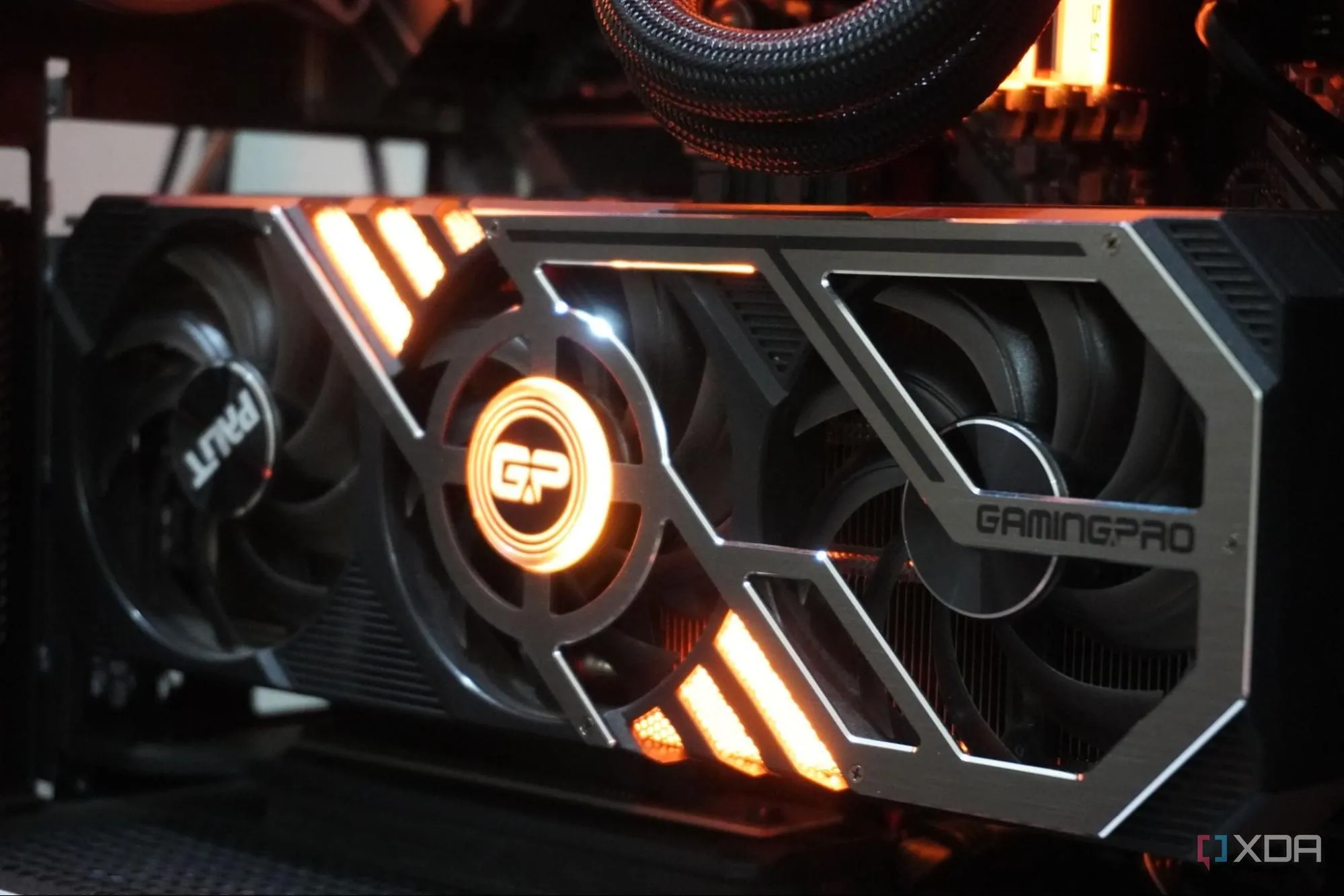 Bo mạch đồ họa (GPU) được đặt dọc trong thùng máy tính, minh họa cho phần cứng PC cao cấp cần thiết để chạy các tựa game đồ họa nặng