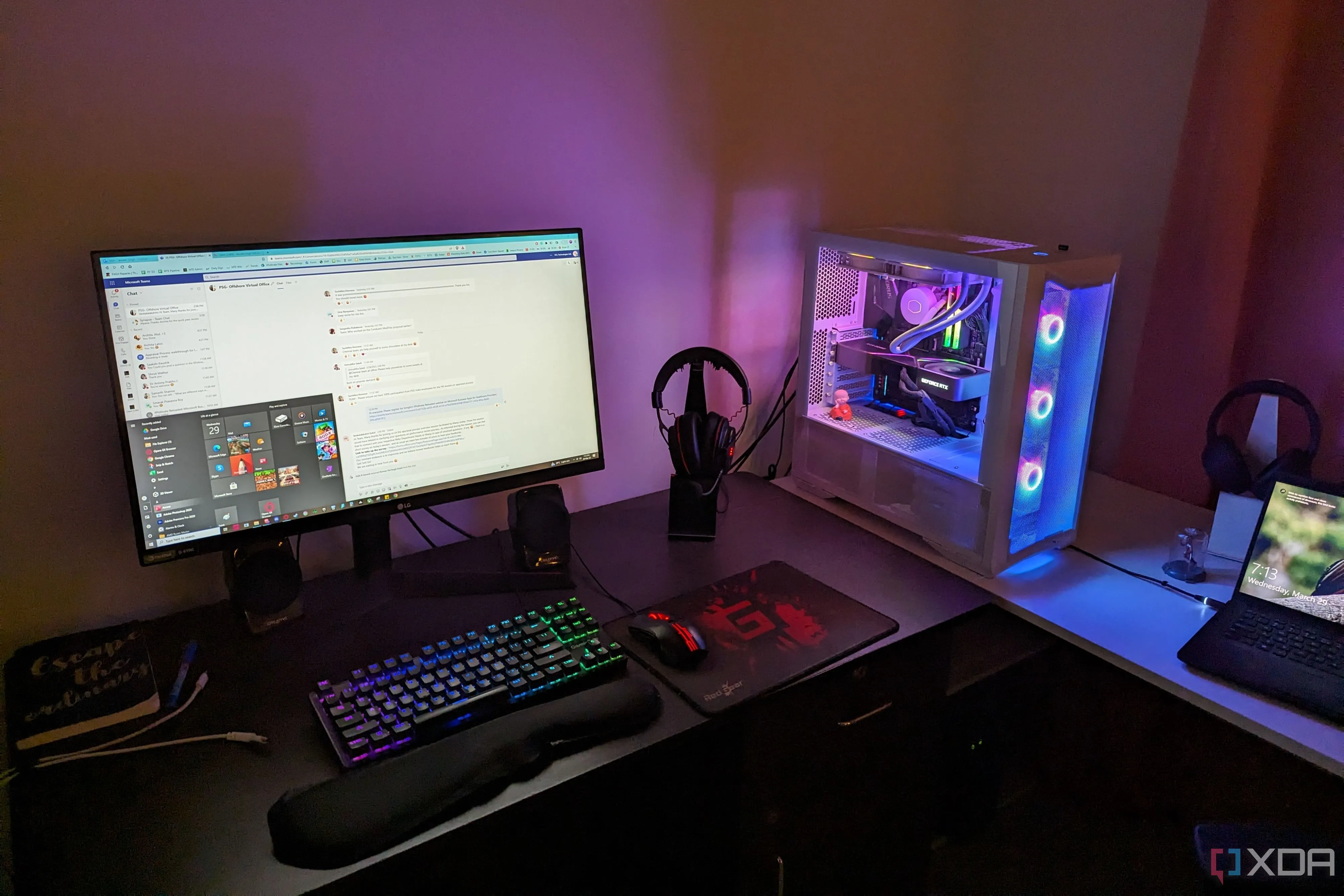 Bộ máy tính gaming với đèn RGB, màn hình, bàn phím và chuột, tượng trưng cho một thiết lập chơi game PC cao cấp
