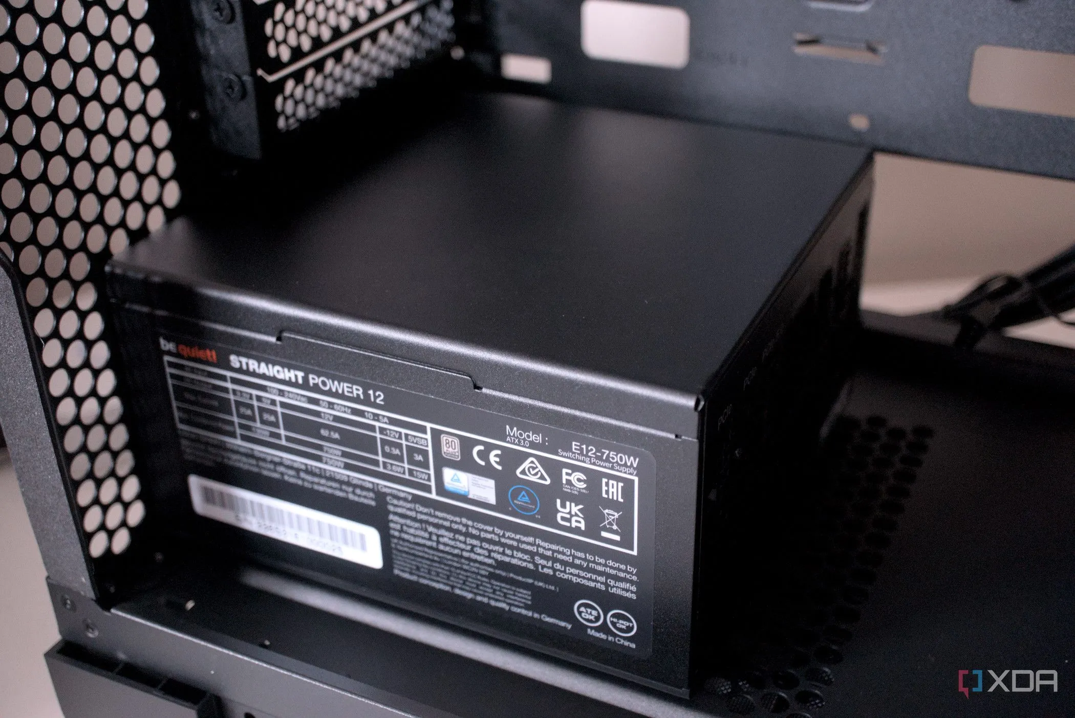 Bộ nguồn Asus ProArt PA602 được lắp đặt bên trong vỏ máy tính, minh họa cho PSU gaming