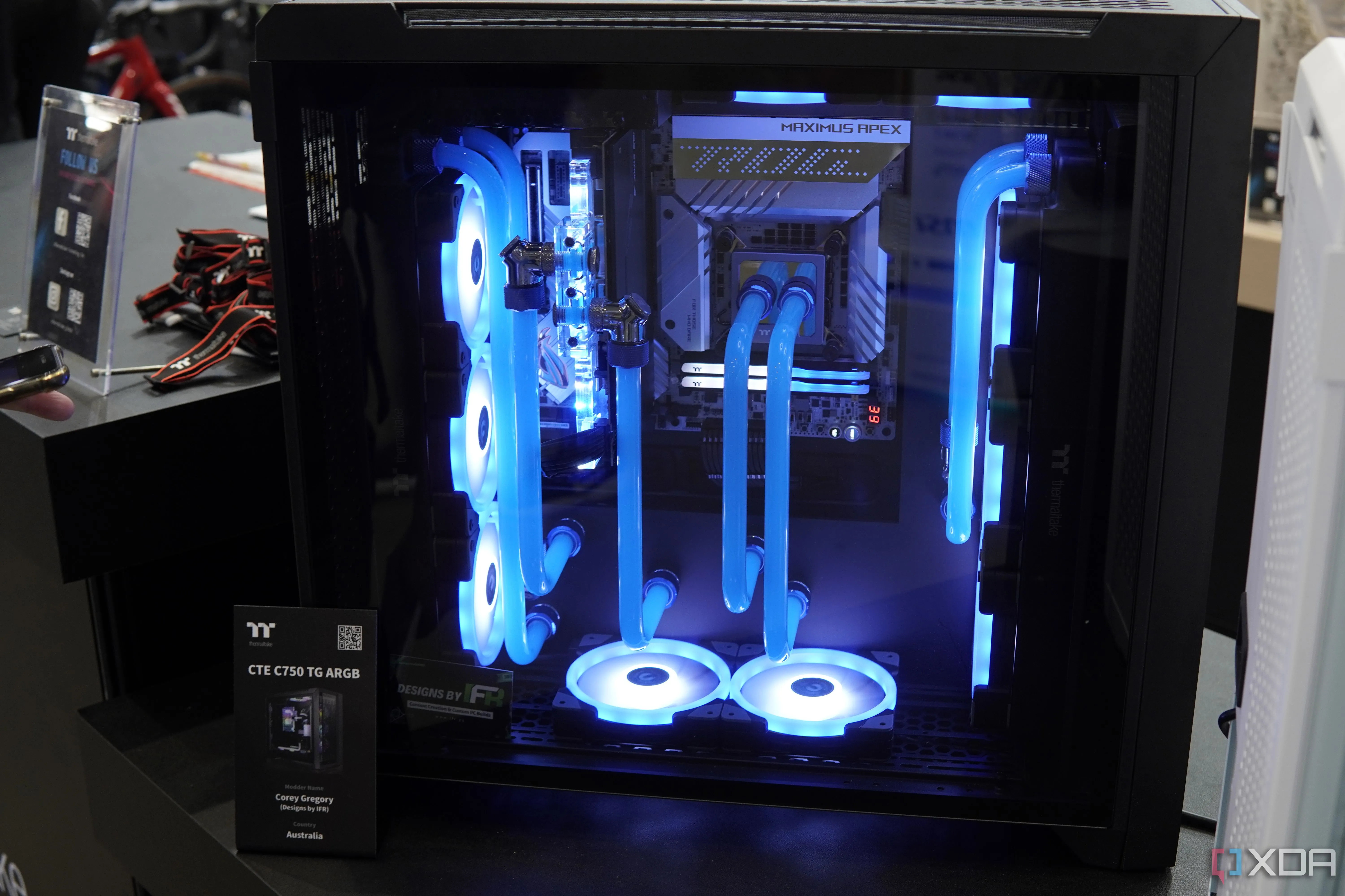 Bộ PC custom với card đồ họa được gắn dọc trong vỏ Thermaltake CTE C750 TG ARGB