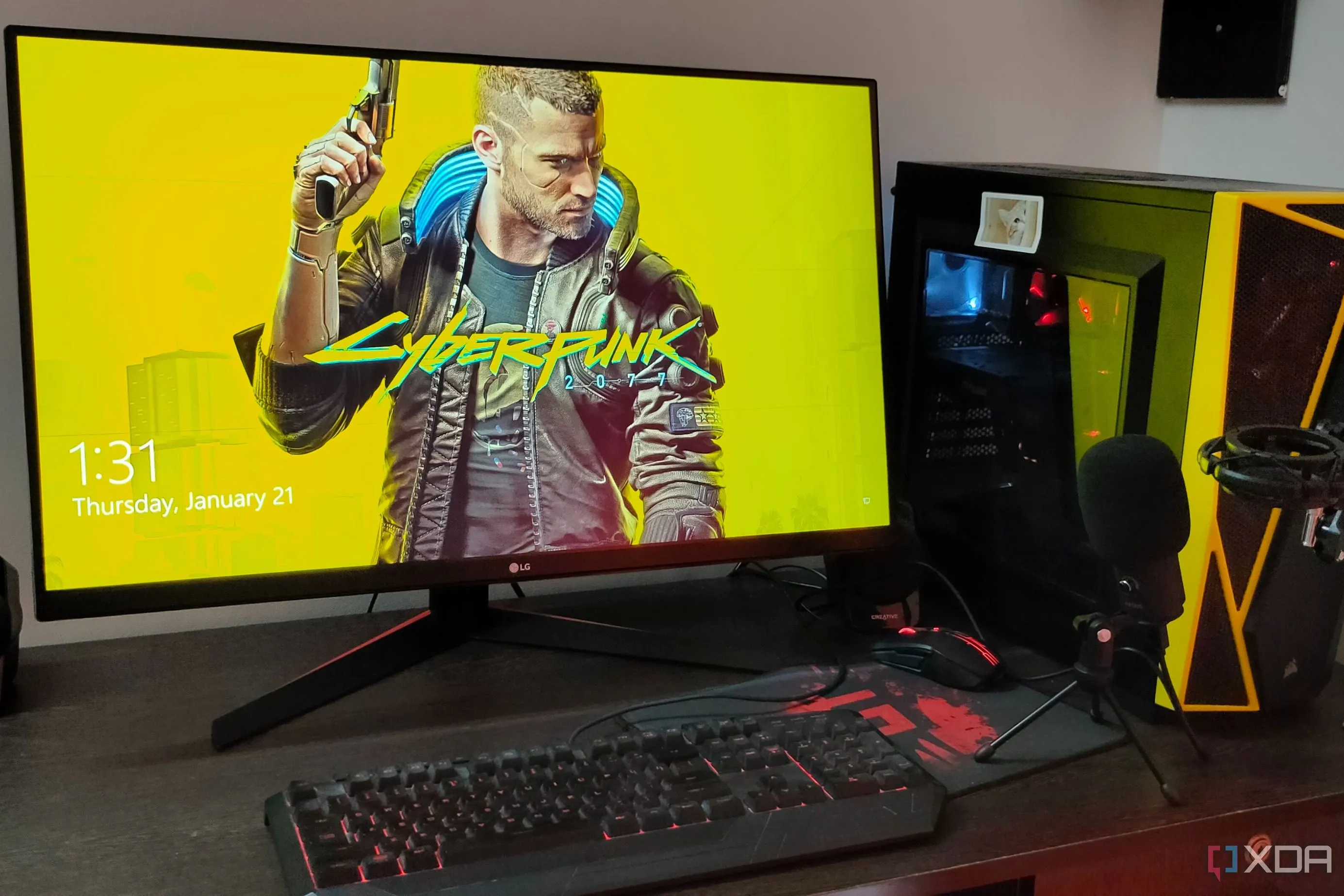 Bộ PC gaming hiện đại với màn hình hiển thị trò chơi Cyberpunk 2077