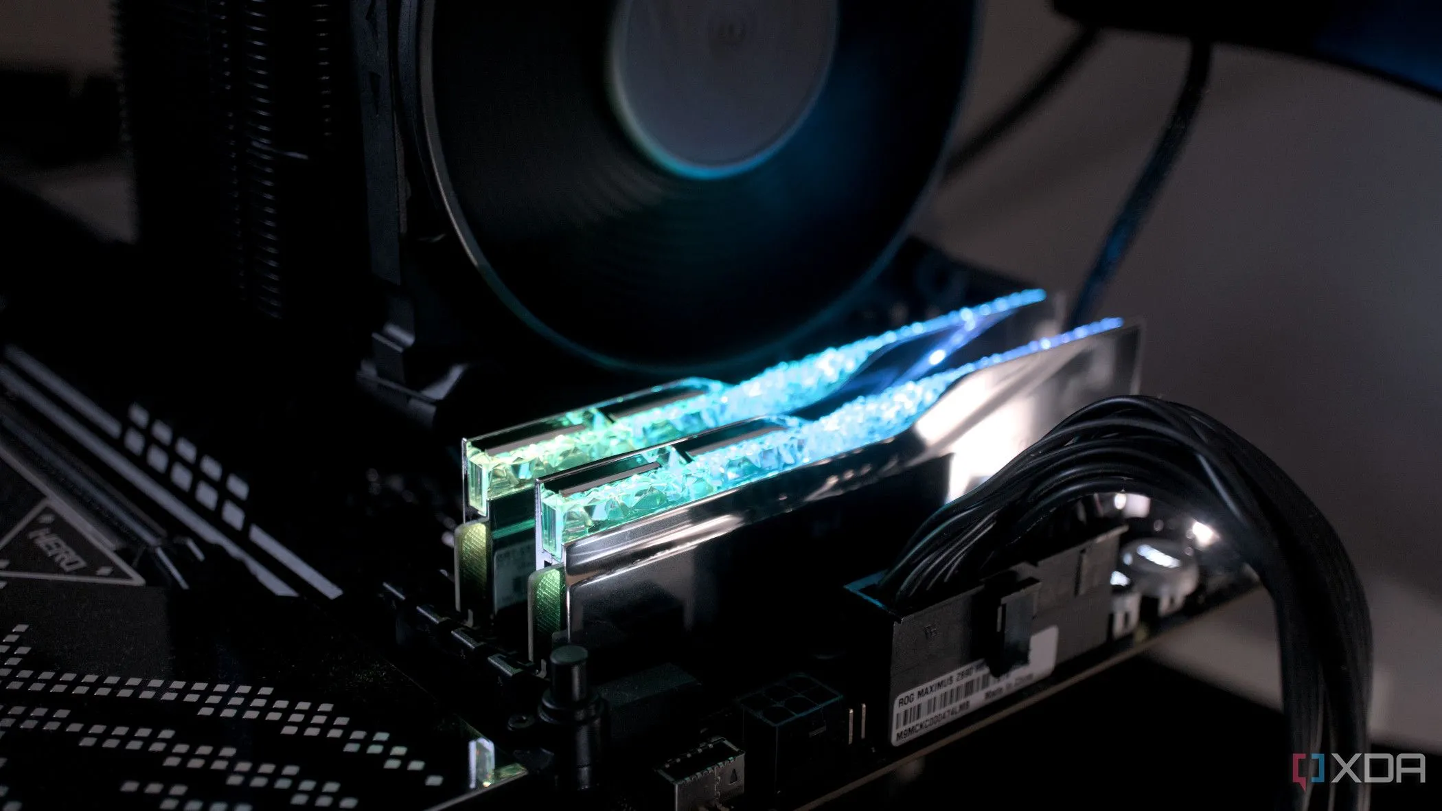 Bộ RAM G.Skill Trident Z5 Royal DDR5-7200 được cài đặt với đèn RGB
