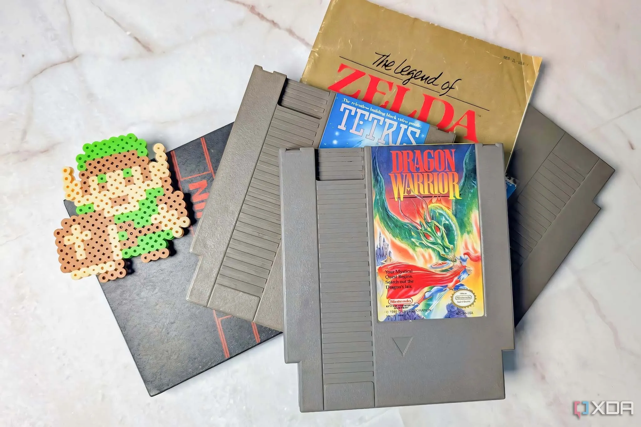 Bộ sưu tập băng game NES cổ điển với biểu tượng Legend of Zelda, gợi nhắc những tựa game "Nintendo Hard" kinh điển.