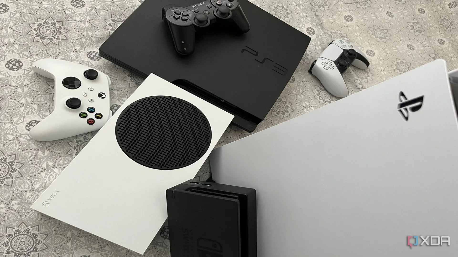 Bộ sưu tập console thế hệ mới bao gồm PlayStation 5, Xbox Series X, dock Nintendo Switch và PlayStation 3