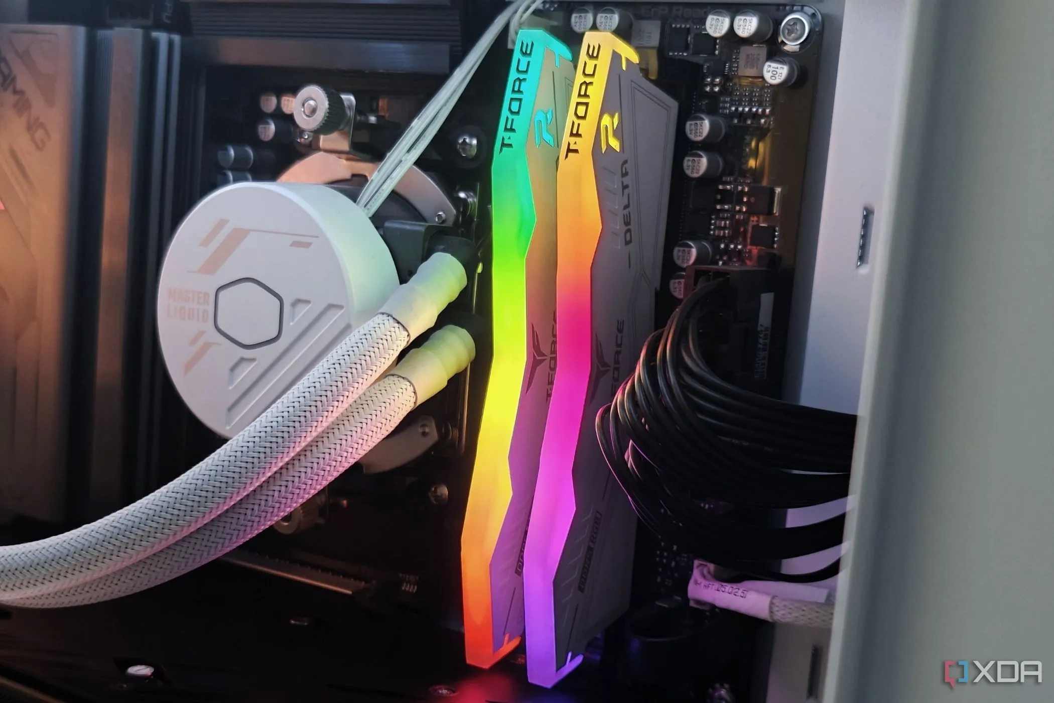 Bộ tản nhiệt CPU và các thanh RAM DDR5 được lắp đặt trên bo mạch chủ đang hoạt động.