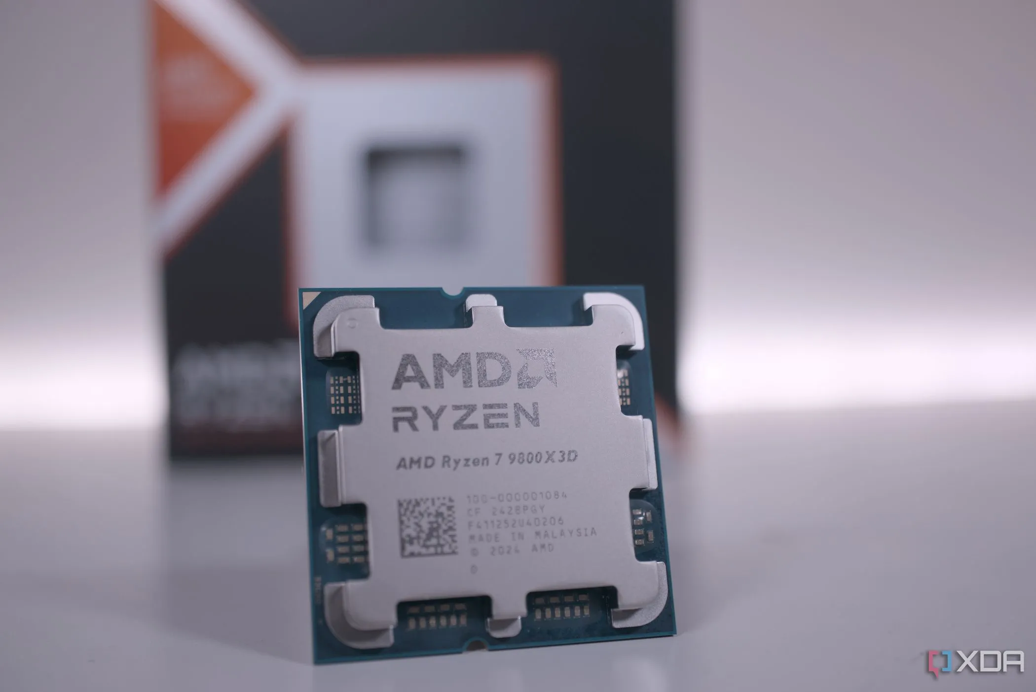 Bộ vi xử lý AMD Ryzen 7 9800X3D, CPU gaming hàng đầu được khuyến nghị để tránh tắc nghẽn hiệu năng cho RTX 5090.