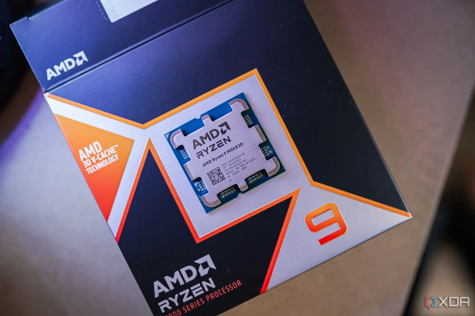Bộ vi xử lý AMD Ryzen 9 9950X3D đặt trên hộp, minh họa thiết kế và bao bì sản phẩm.