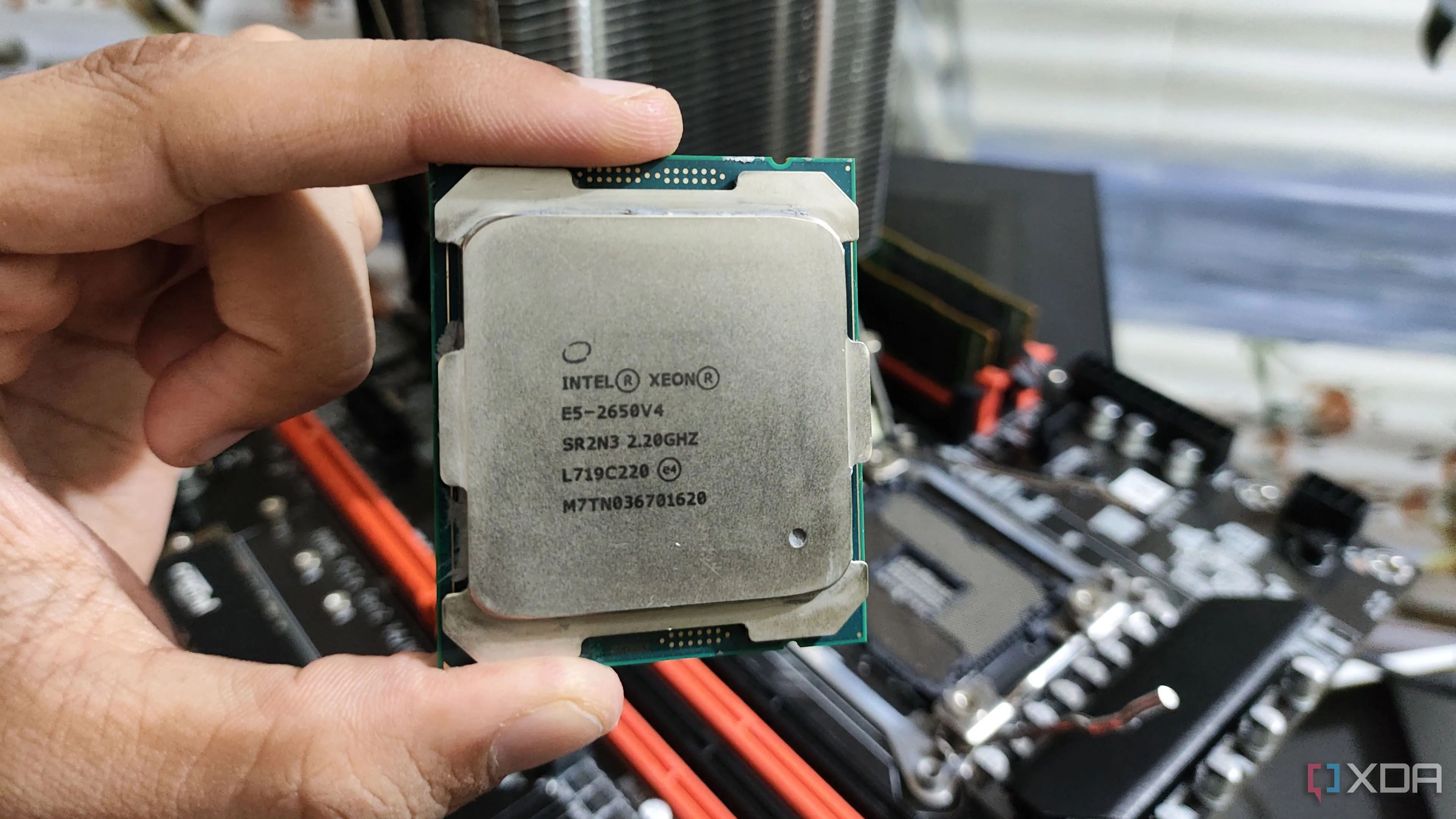 Bộ vi xử lý Intel Xeon E5-2650 v4, một lựa chọn CPU enterprise cũ mạnh mẽ cho máy chủ home lab.
