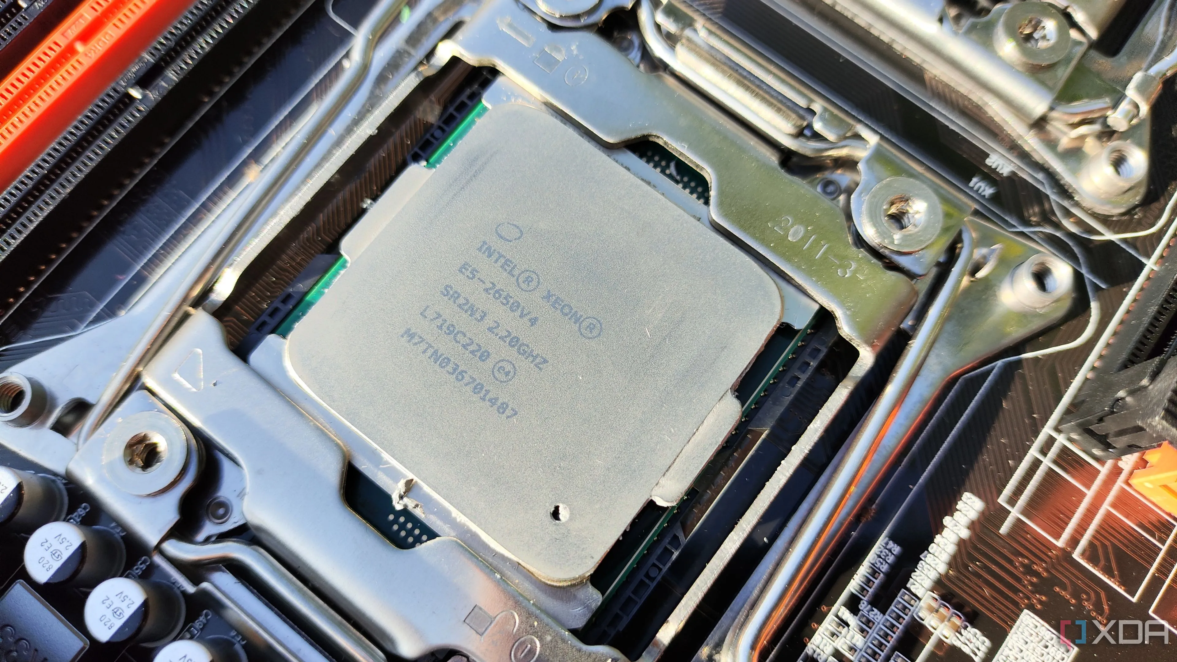 Bộ vi xử lý Intel Xeon E5-2650V4 được gắn trên bo mạch chủ X99, điển hình cho phần cứng server chuyên dụng.