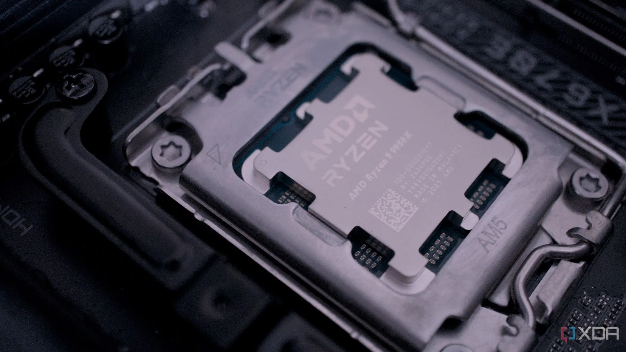 Bộ xử lý AMD Ryzen 9 9950X được cài đặt