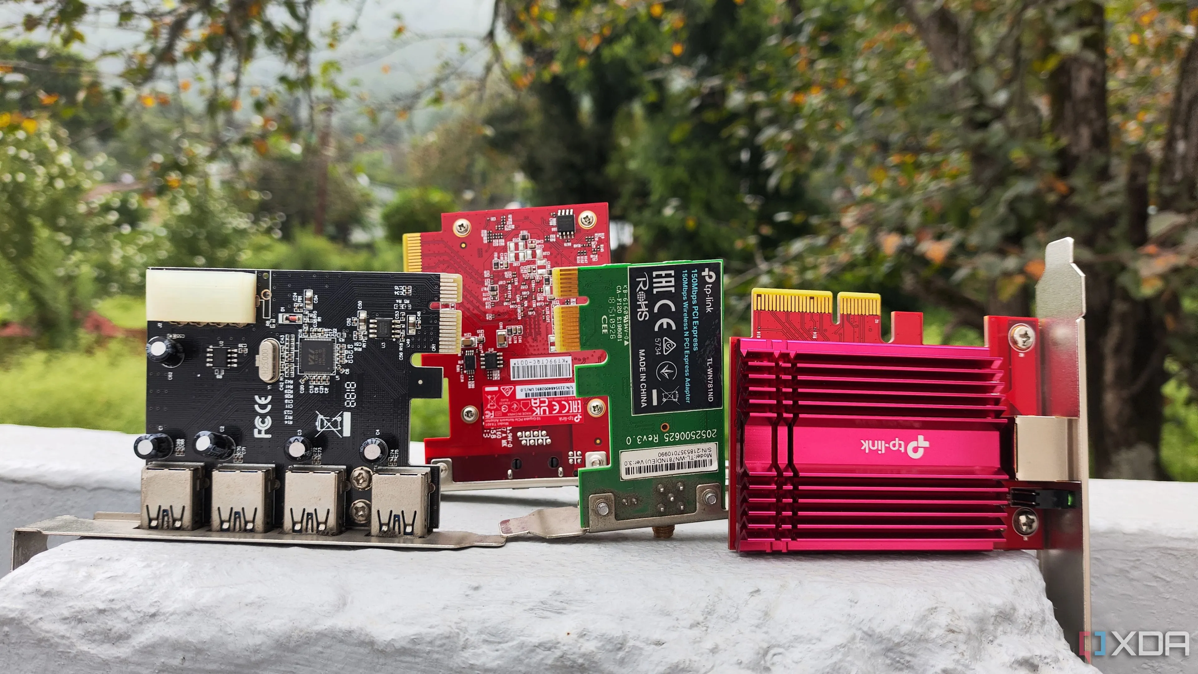 Bốn card mở rộng PCIe với các chức năng khác nhau