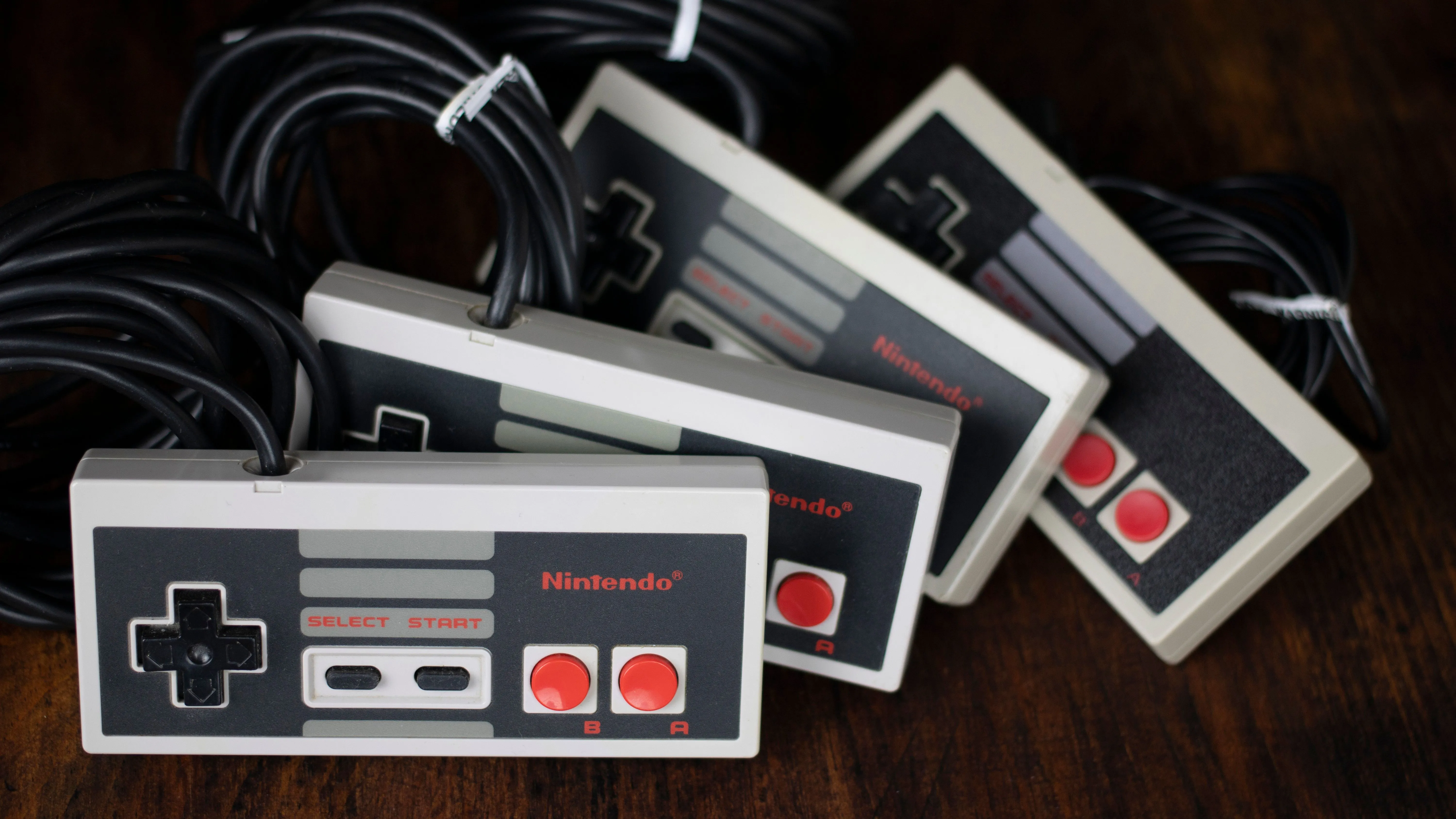 Bốn tay cầm NES kinh điển, biểu tượng của trải nghiệm chơi game thập niên 80-90