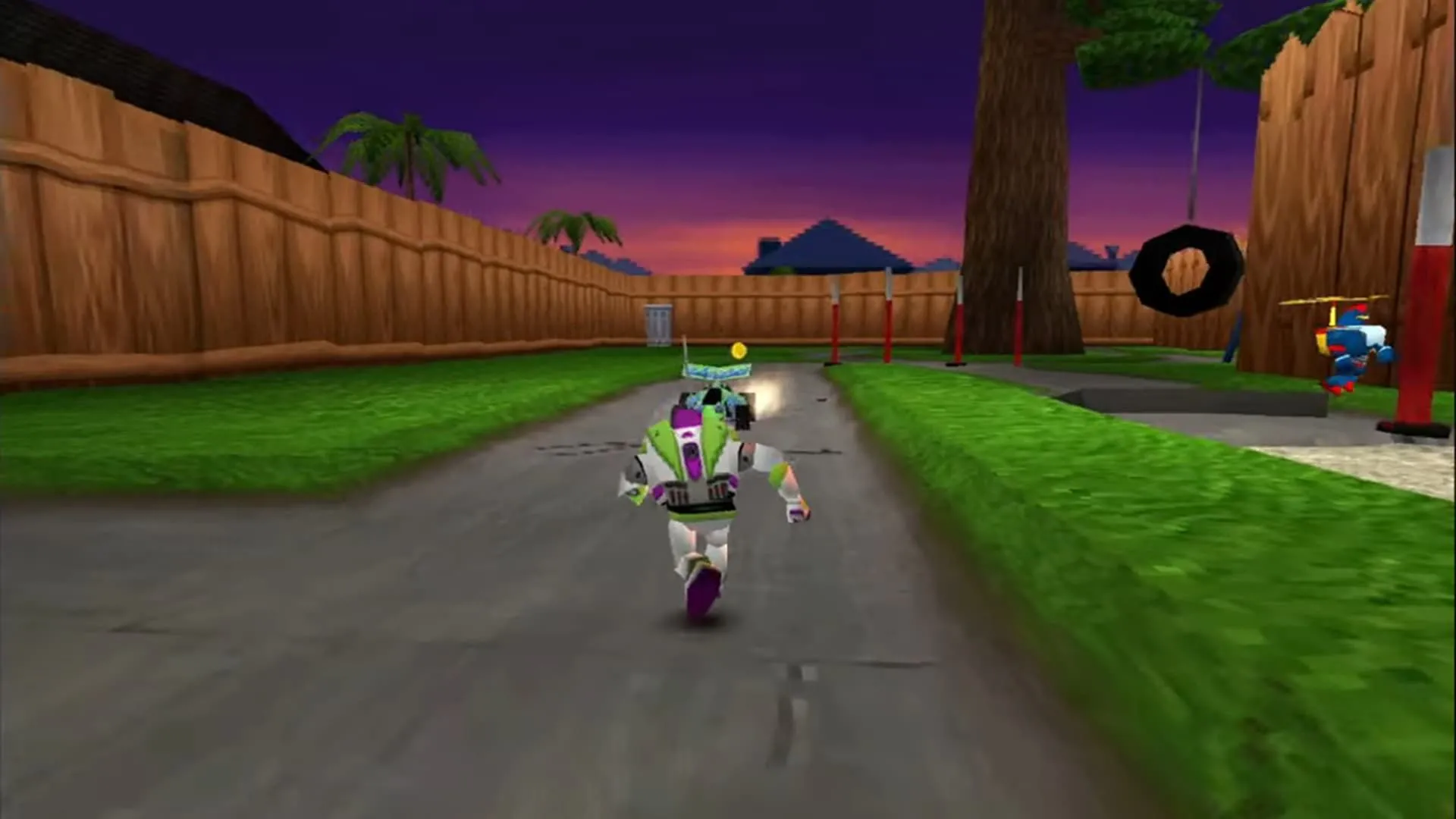 Buzz Lightyear chạy về phía RC trong màn chơi Khu phố của Toy Story 2: Buzz Lightyear to the Rescue.