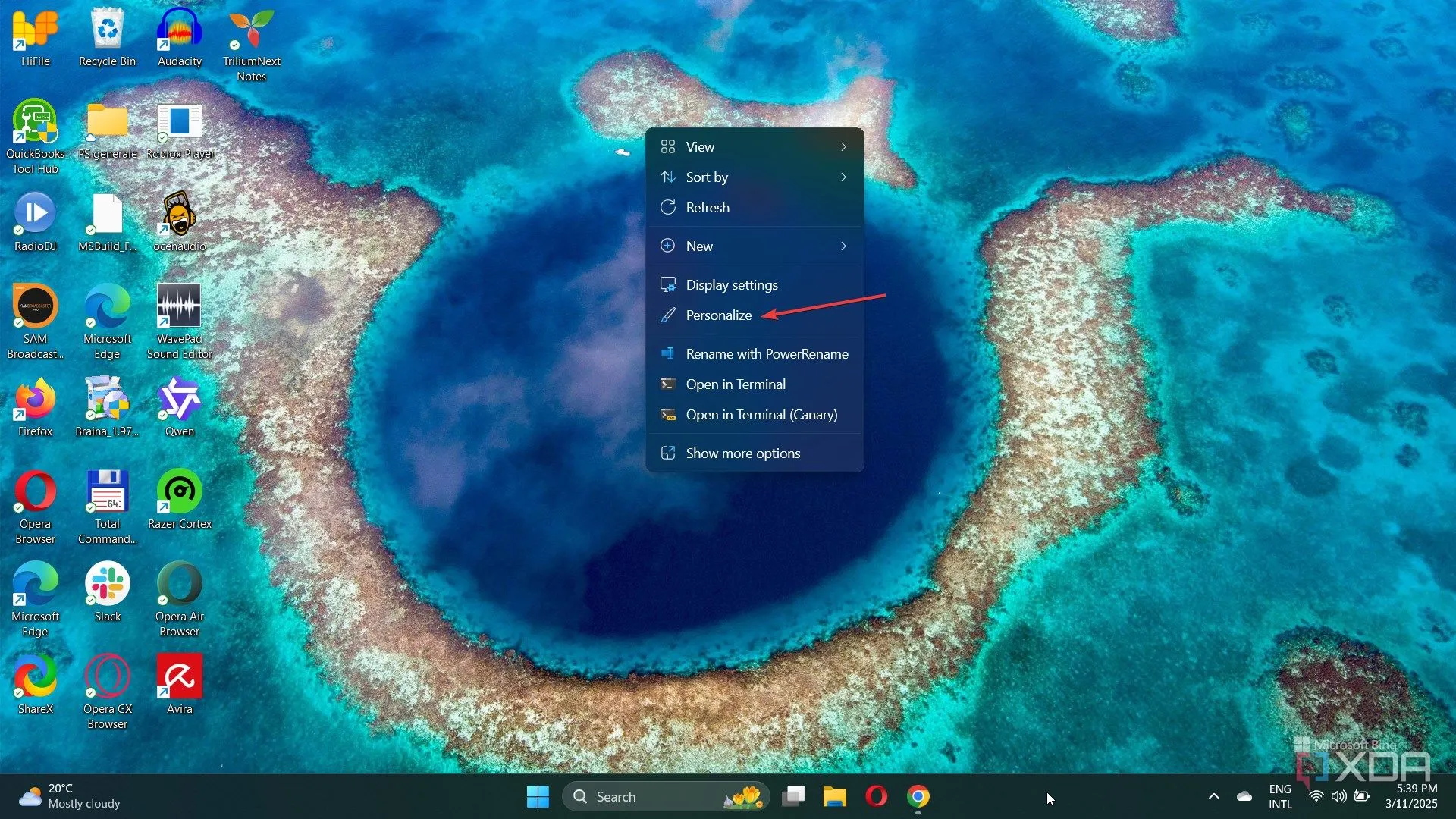 Cá nhân hóa màn hình desktop trên Windows 11 với các tùy chọn nền và chủ đề