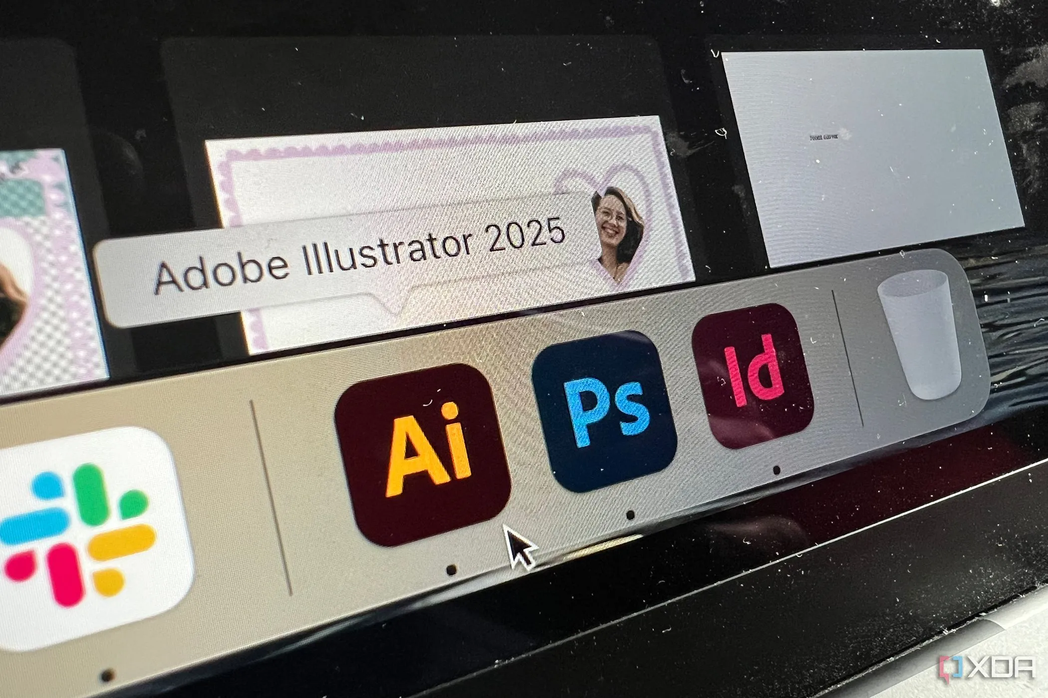 Các biểu tượng ứng dụng Adobe Illustrator, Photoshop và InDesign, tượng trưng cho bộ phần mềm thiết kế đồ họa chuyên nghiệp của Adobe.