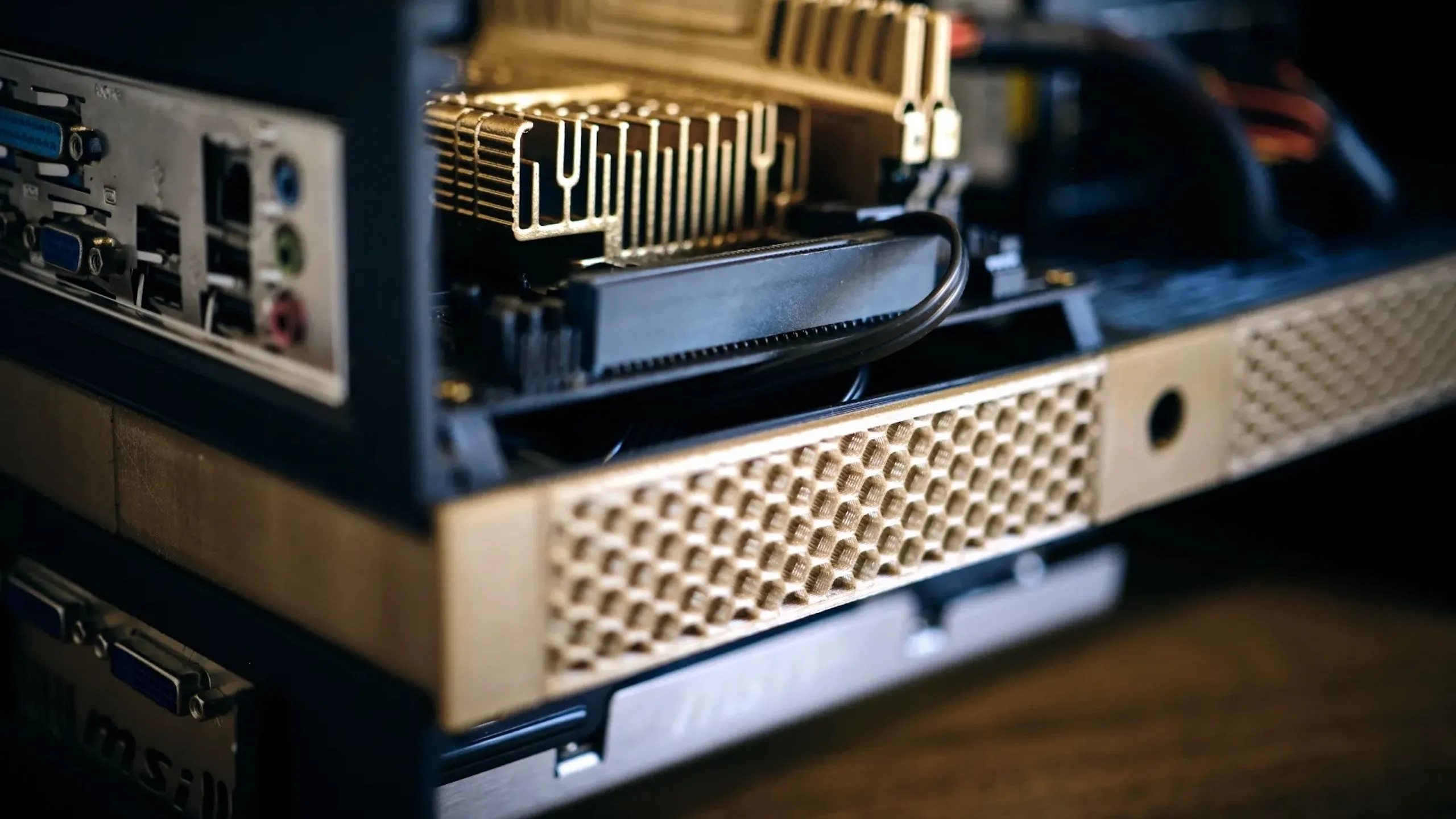 Các bộ phận máy tính được in 3D, minh họa khả năng chế tạo và tùy chỉnh của công nghệ in 3D