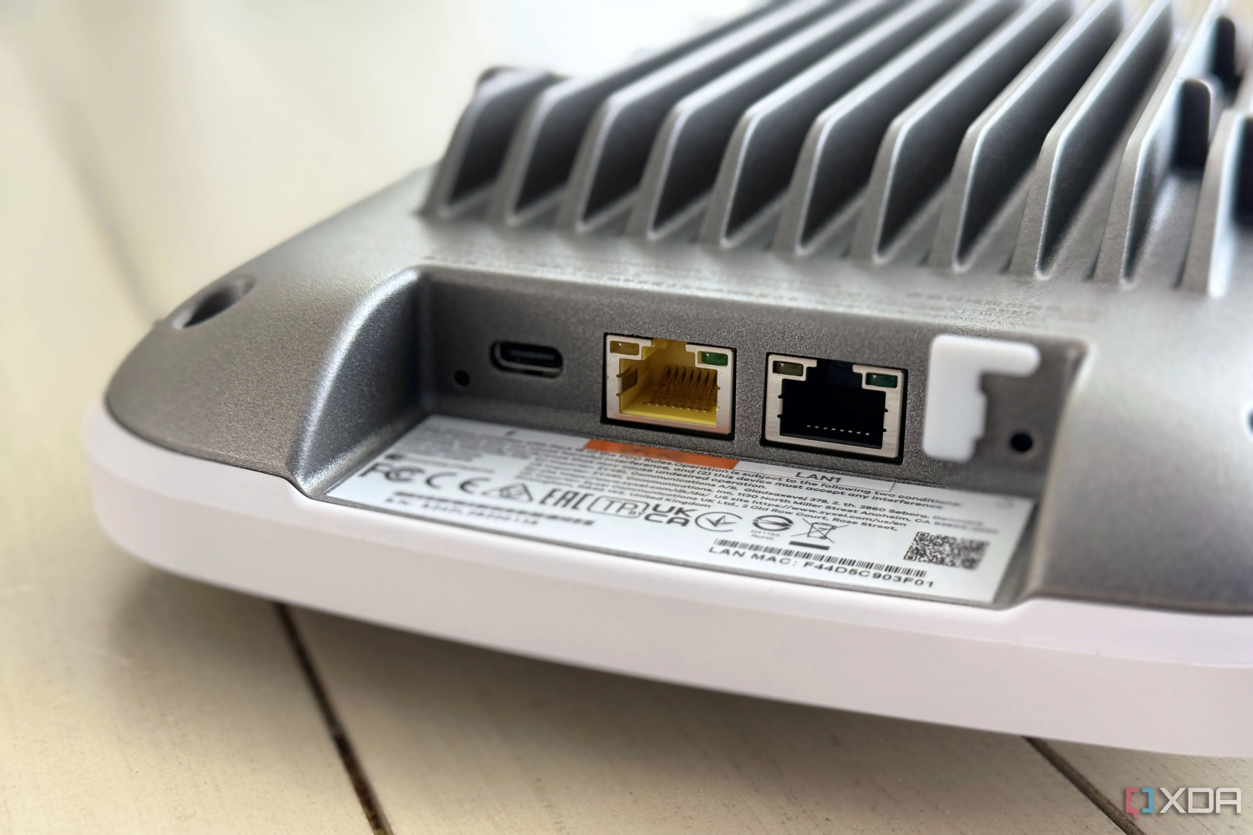 Các cổng mạng trên điểm truy cập Wi-Fi 7 Zyxel WBE660S hỗ trợ PoE++