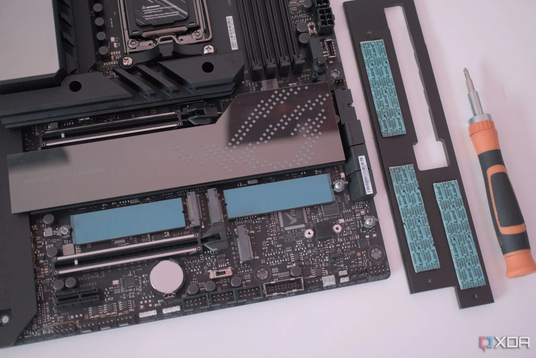 Các khe cắm M.2 trên bo mạch chủ ASUS ROG Crosshair X670E Hero