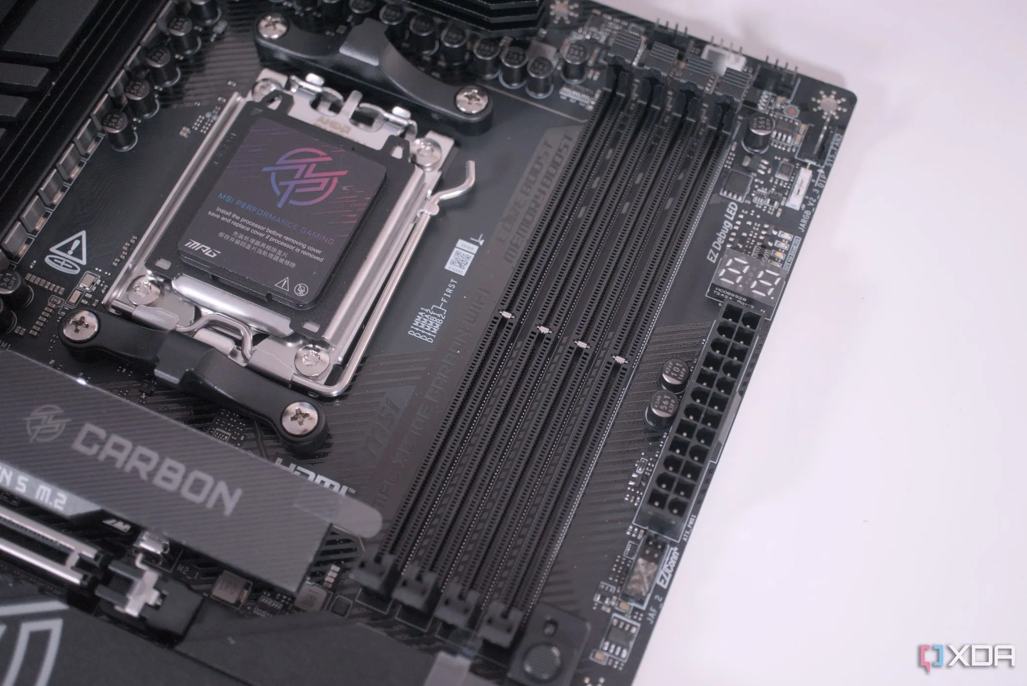 Các khe cắm RAM DIMM trên bo mạch chủ MSI MPG X870E Carbon WiFi, thể hiện nhu cầu về linh kiện PC vẫn cao.