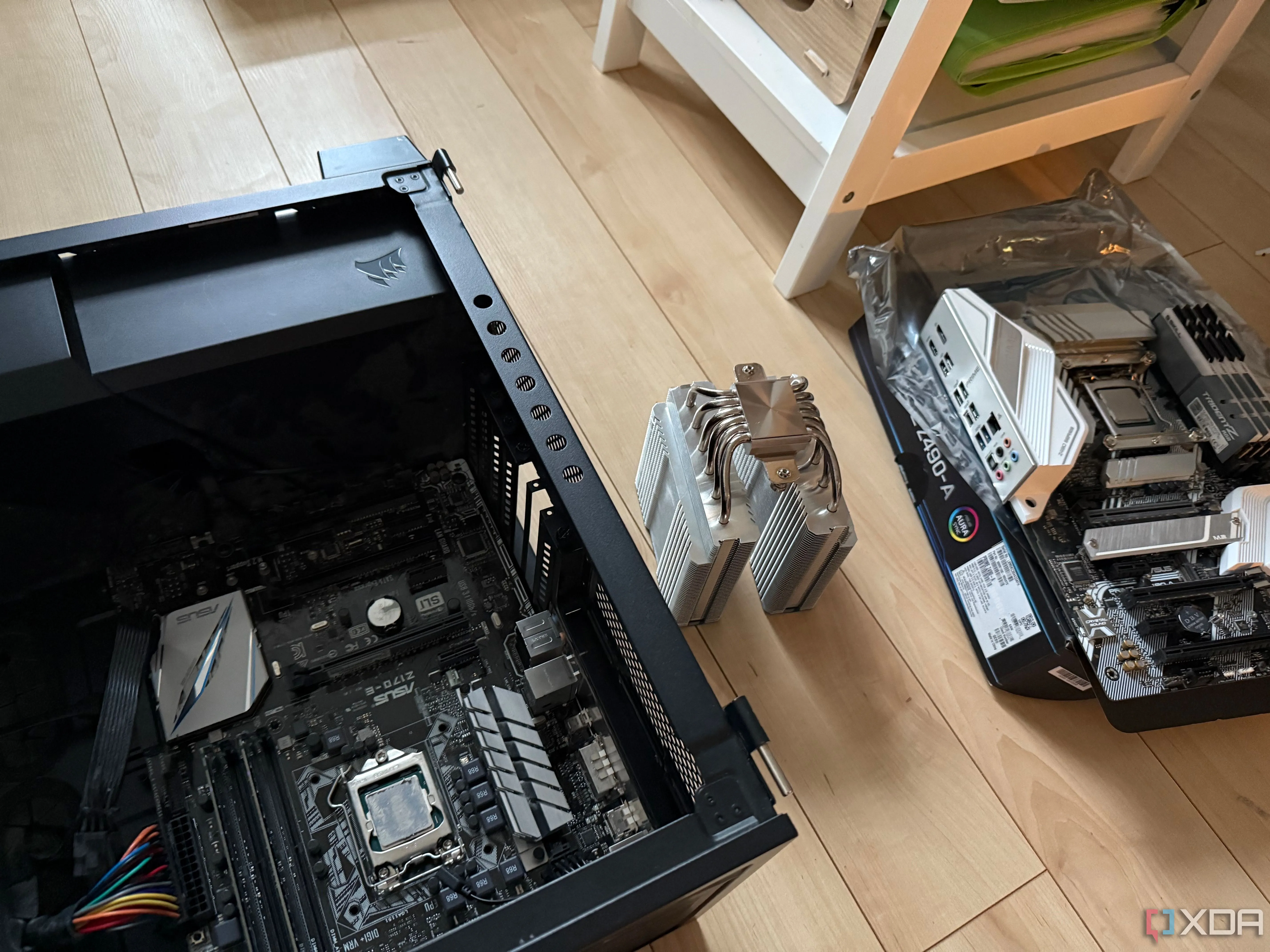 Các linh kiện phần cứng máy tính như bo mạch chủ và tản nhiệt CPU, minh họa cho khả năng tối ưu hiệu năng của Linux trên phần cứng cũ hơn so với Windows.