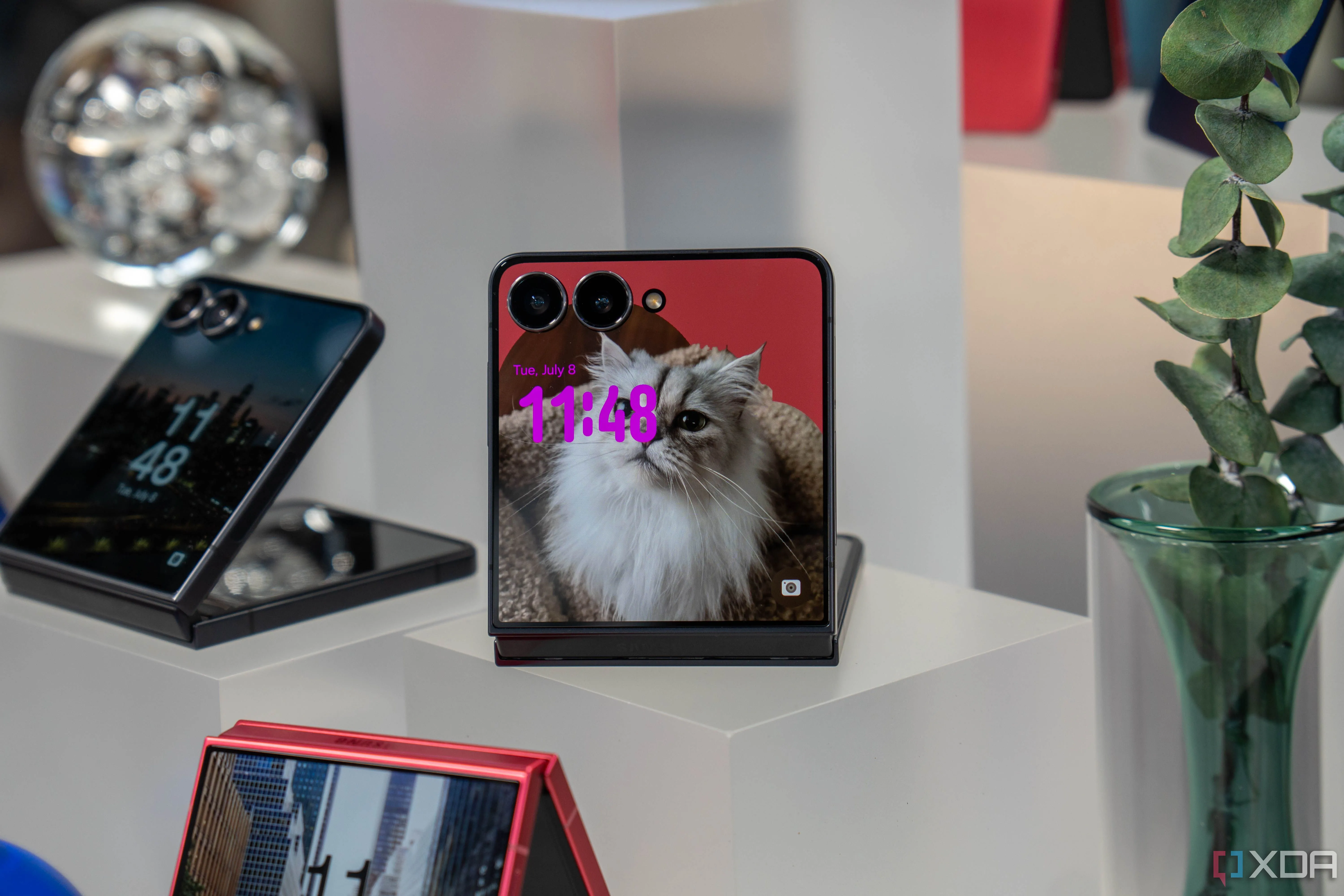 Các mẫu Samsung Galaxy Z Flip 7 đang gập Flex Mode trên bàn