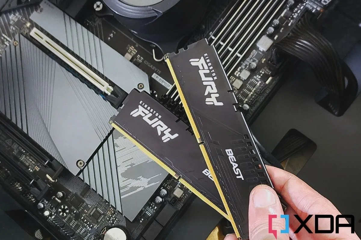 Các mô-đun bộ nhớ Kingston Fury Beast DDR5 màu đen, minh họa sự đa dạng của RAM hỗ trợ XMP/EXPO