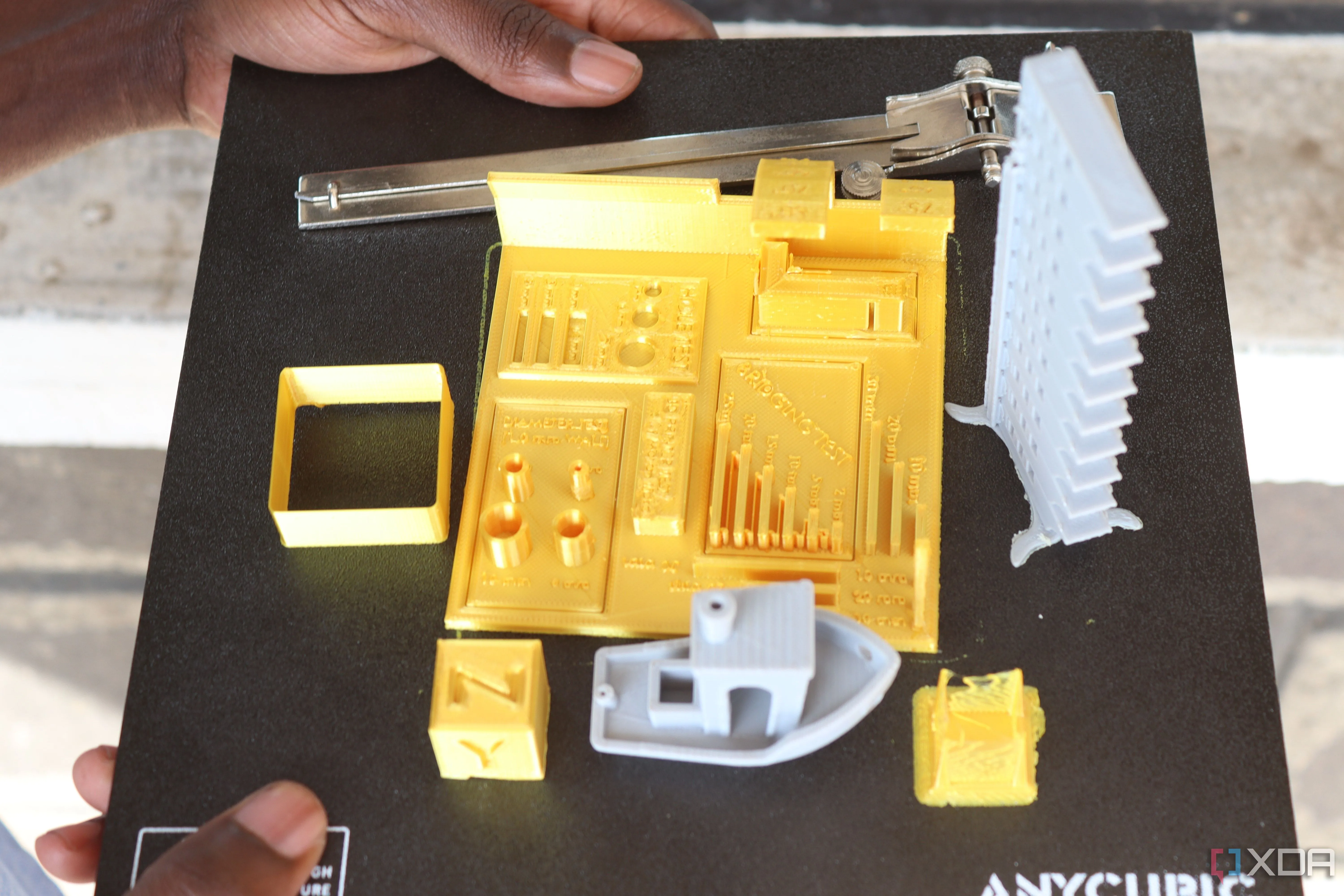 Các mô hình 3D đã in trên bàn in của máy