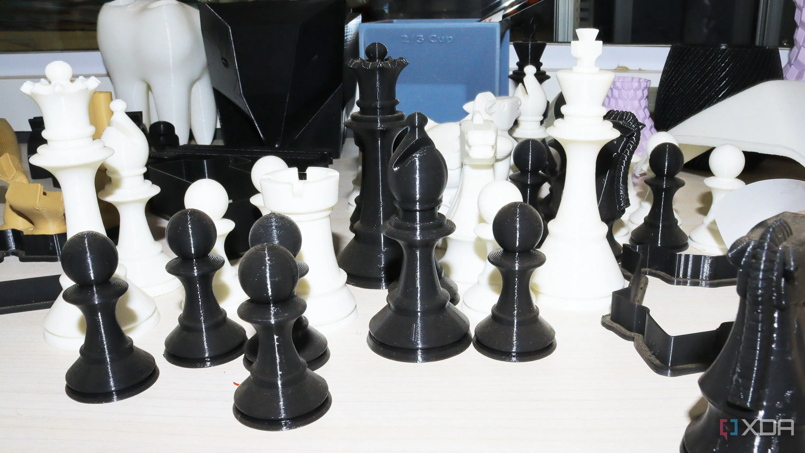 Các mô hình 3D in hoàn chỉnh đặt trên bàn làm việc