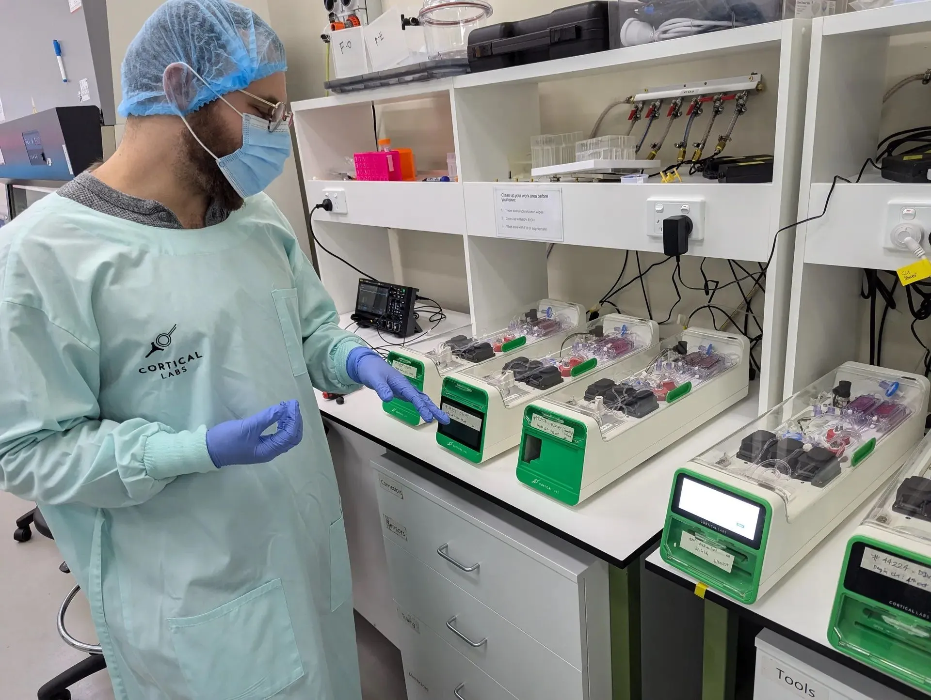 Các nhà nghiên cứu tại Cortical Labs đang làm việc với thiết bị CL1.