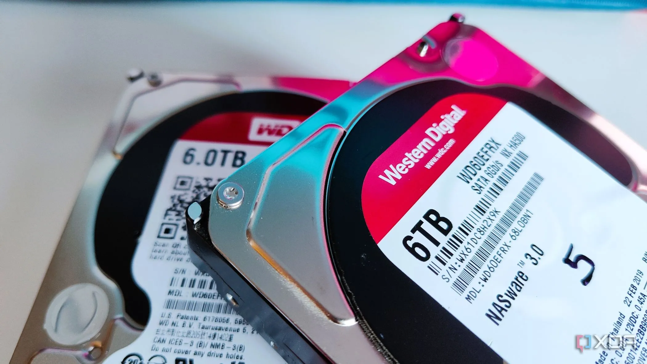 Các ổ cứng HDD được xếp chồng lên nhau, biểu trưng cho dung lượng lưu trữ dồi dào