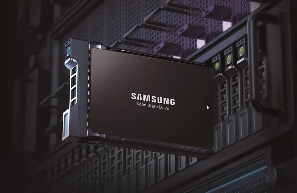 Các ổ đĩa SSD U.2 của Samsung, minh họa cho loại SSD enterprise với hiệu năng bền vững và độ bền cao.