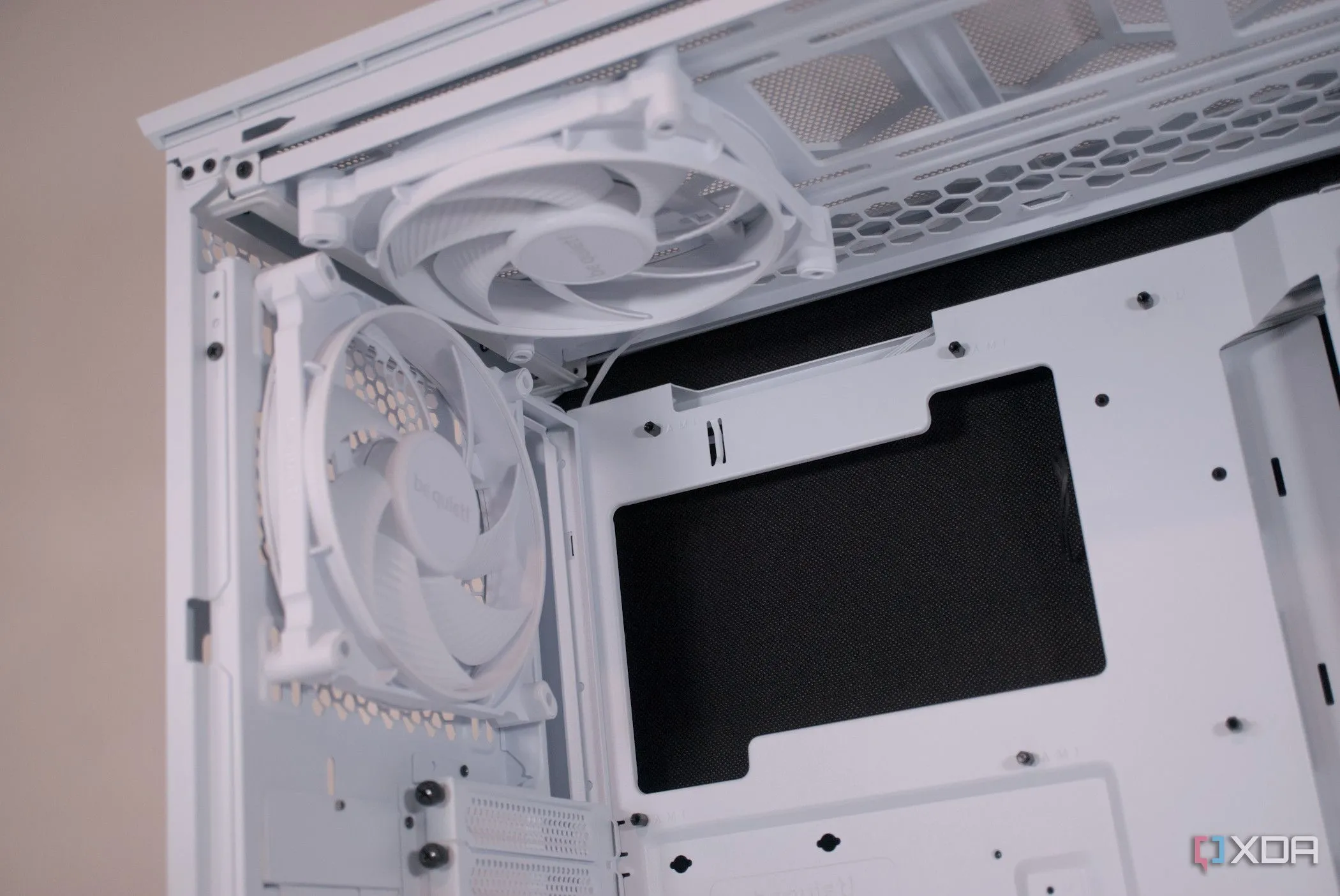 Các quạt tản nhiệt được lắp đặt sẵn ở phía trên và phía sau của case be quiet! Dark Base 701, đại diện cho quạt hệ thống.