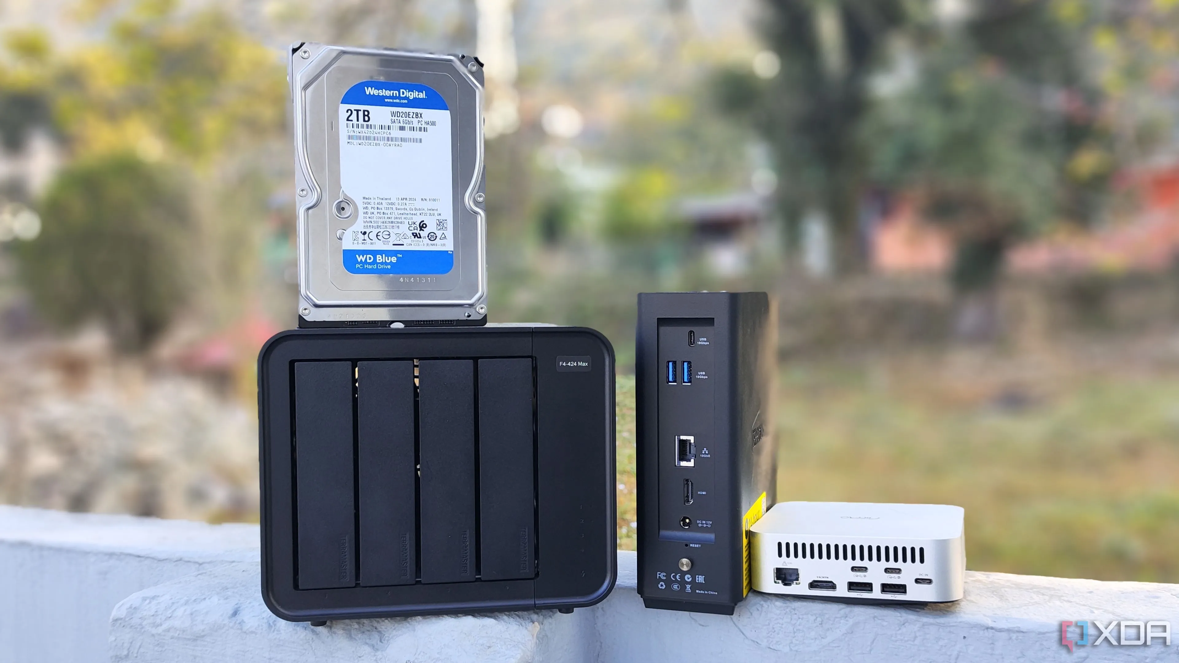 Các thiết bị NAS như TerraMaster F4-424 Max, F8 SSD Plus và Aiffro K100 đặt cạnh nhau