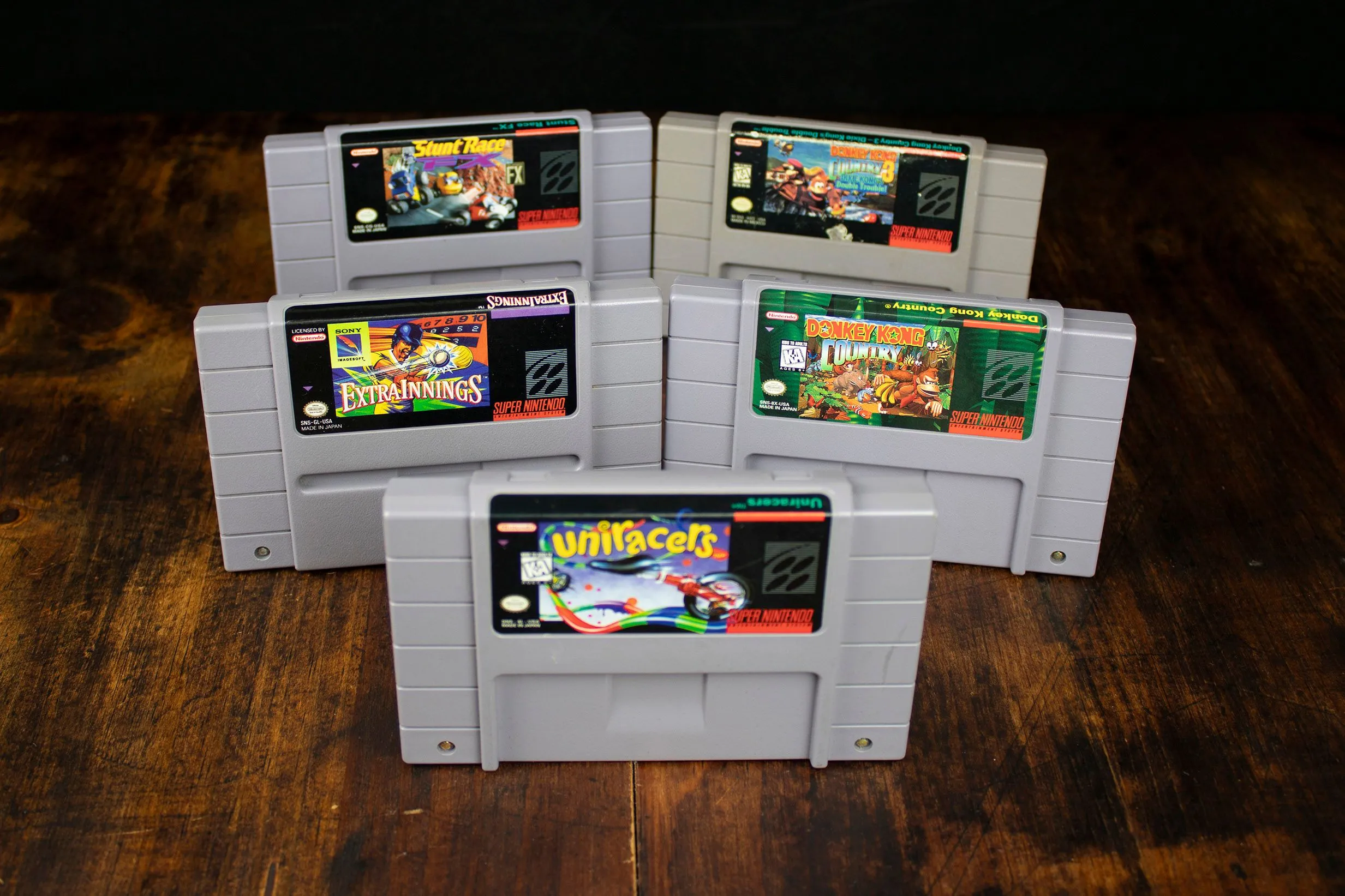 Các tựa game SNES trên băng đĩa, tượng trưng cho quyền sở hữu game vật lý thời xưa