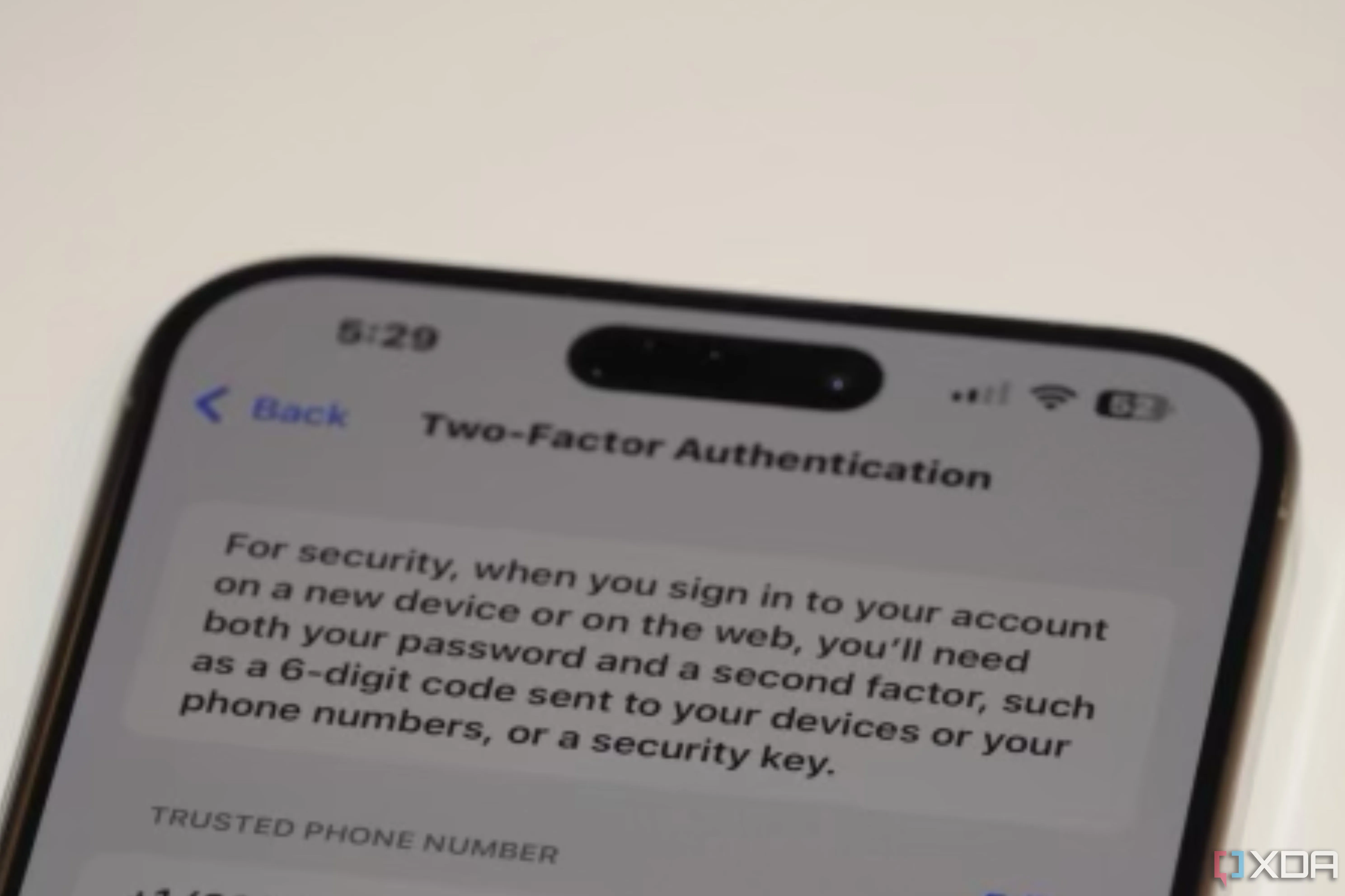 Cài đặt xác thực hai yếu tố (2FA) cho Apple ID trên iPhone, hiển thị các bước bảo mật bổ sung cho tài khoản.