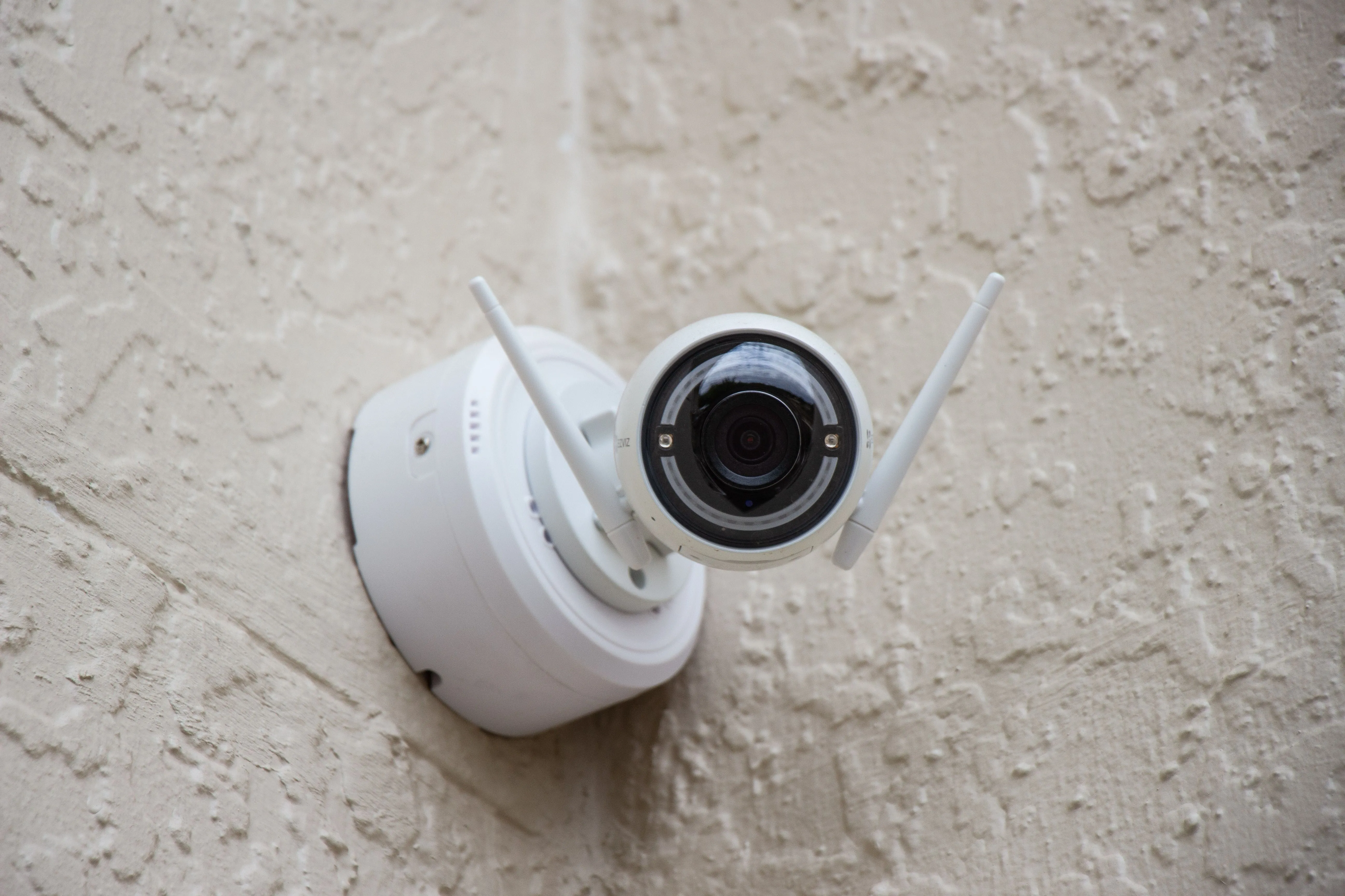 Camera an ninh không dây với ăng-ten gắn trên tường, sẵn sàng giám sát